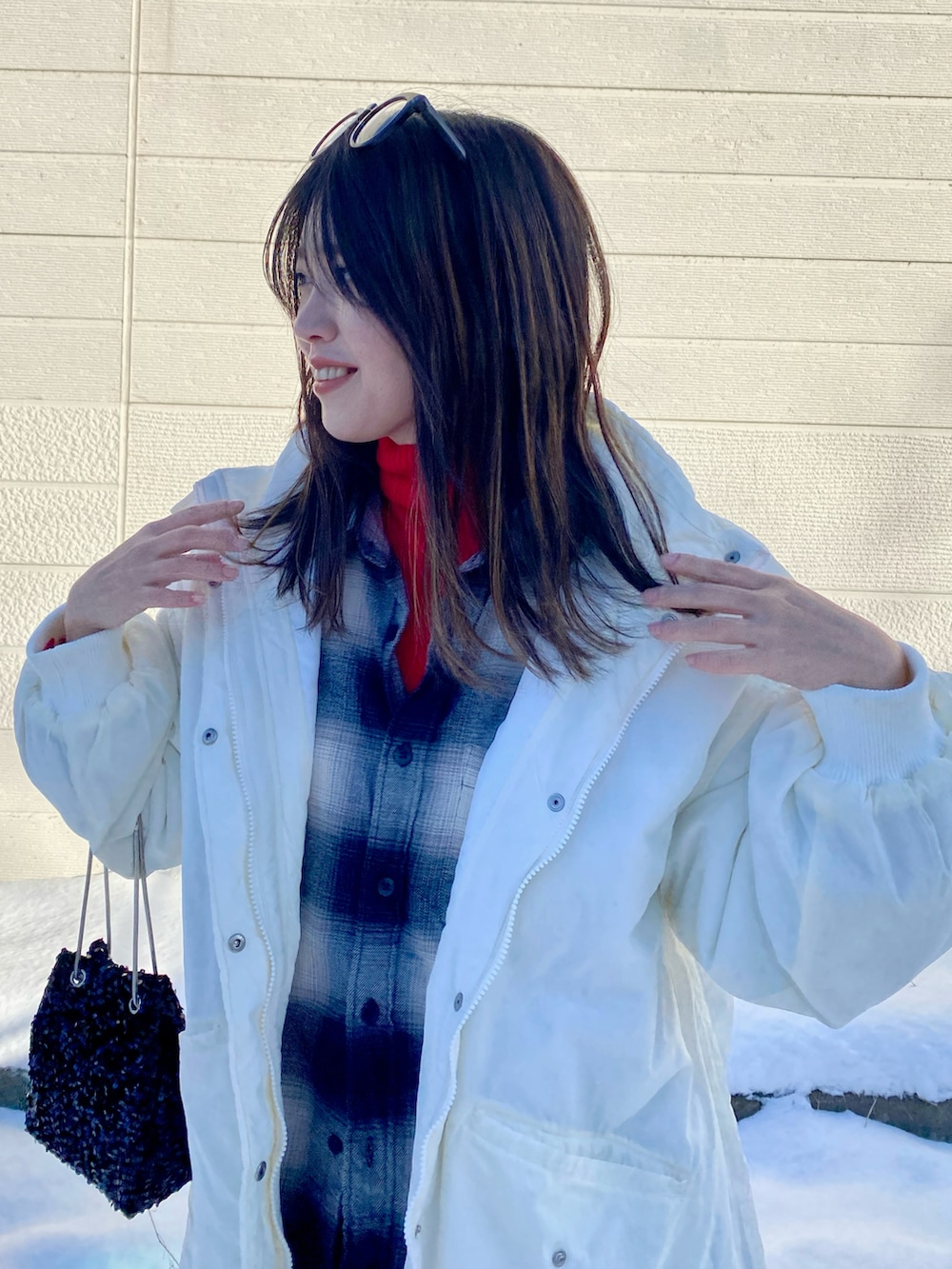 ホワイト系のダウンジャケット/コート、レッド系のニット/セーター、ブラック系のシャツ/ブラウスを着用したレディースの冬コーディネートの3枚目の写真