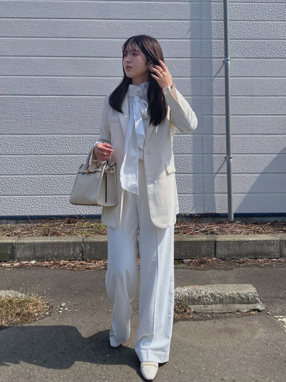 「春めき満開コーデ、入学式、入学式コーデ、ホワイトコーデ、ワントーンコーデ、淡色コーデ、セレモニー、オケージョン、テーラードジャケット、ジャケット、パンプス、ボウタイブラウス、白パンツ、キレイめ、リボン」｜「WEGOのWEGO/【セットアップ対応】ベーシックテーラードジャケット（テーラードジャケット、ホワイト系）」を使った、Miiさん（レディース・159cm）の春コーディネートの2枚目の写真