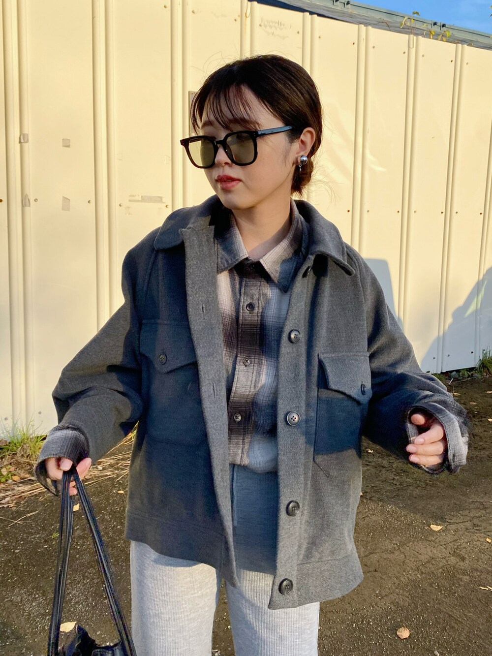「新星WEARISTAにエントリー、メンズライク、カジュアルコーデ、休日スタイル、UNIQLO、グレー、グレーコーデ、チェックシャツ、チェック、オーバーサイズ、ジャケット、厚底シューズ、ブーツ、プチプラ、冬コーデ」|「UNIQLOのアイテム(ジャケット/アウター、グレー系)」を使った、Miiさん(レディース・159cm)の冬コーディネートの2枚目の写真