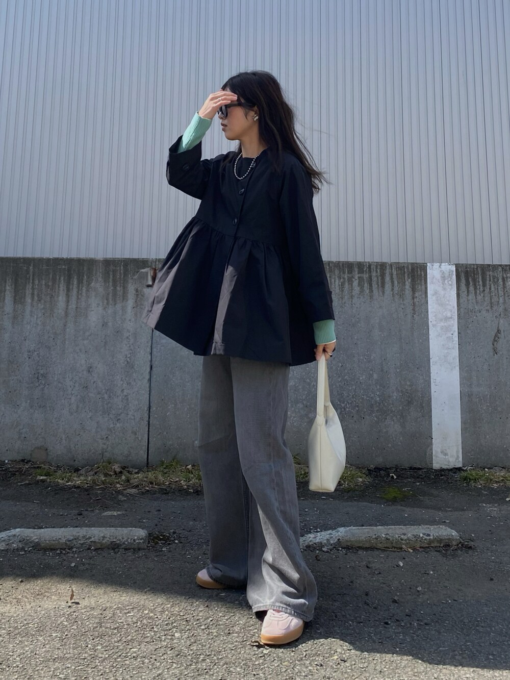 「春めき満開コーデ、春色、ぺプラム、コート、春アウター、ノーカラーコート、スプリングコート、デニム、フレアパンツ、スニーカー、サングラス、春コーデ、大人カジュアル、休日スタイル、カーディガン」｜「by LEGNAのフロントホック　ペプラムデザイン　ウエスト切り替えスプリングコート（ノーカラーコート、ブラック系）」を使った、Miiさん（レディース・159cm）の春コーディネートの5枚目の写真