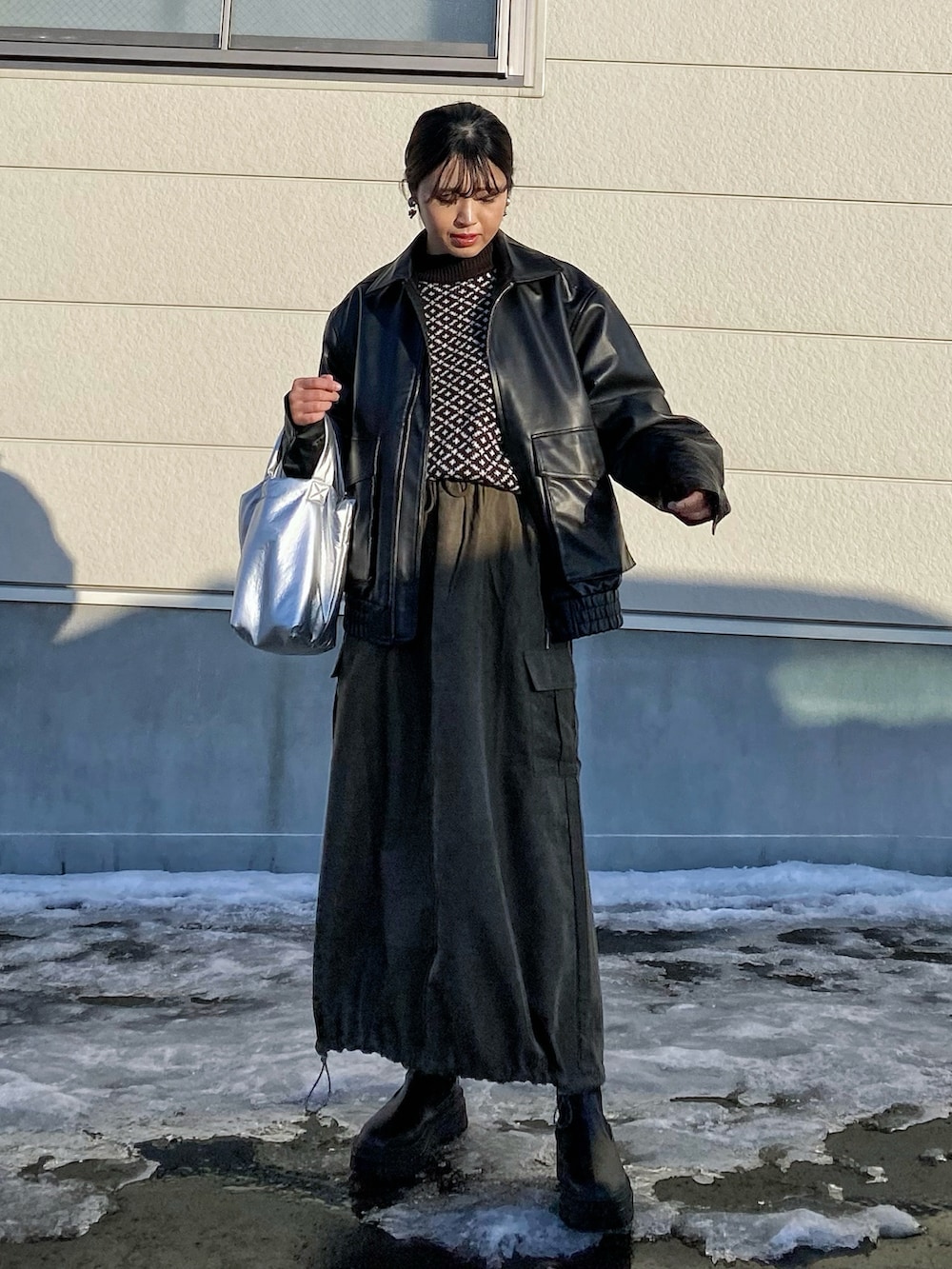 「新星WEARISTAにエントリー、今日のコスメと服、レザー、カーゴスカート、ミリタリー、レザージャケット、柄ニット、メタリック、お出かけコーデ、冬コーデ、マイベストコーデ2023、トートバッグ、ロングスカート、プチプラ、ブーツ」|「FFEINの【FFEIN】ビックシルエットフェイクレザーA-2ジャケット(ライダースジャケット、ブラック系)」を使った、Miiさん(レディース・159cm)の冬コーディネートの3枚目の写真