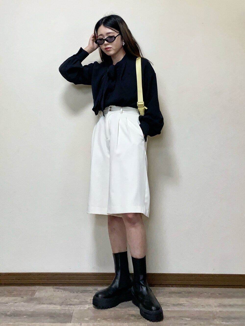 「ボウタイブラウス、モノトーン、ブラウス、ハーフパンツ、ショートパンツ、春コーデ、ブーツ、差し色コーデ、イエロー、ショルダーバッグ、UNIQLO、シンプルコーデ、お出かけコーデ、サングラス、モードカジュアル」｜「GeeRAの前後2wayボウタイブラウス（シャツ/ブラウス、ブラック系）」を使った、Miiさん（レディース・159cm）の冬コーディネートの2枚目の写真