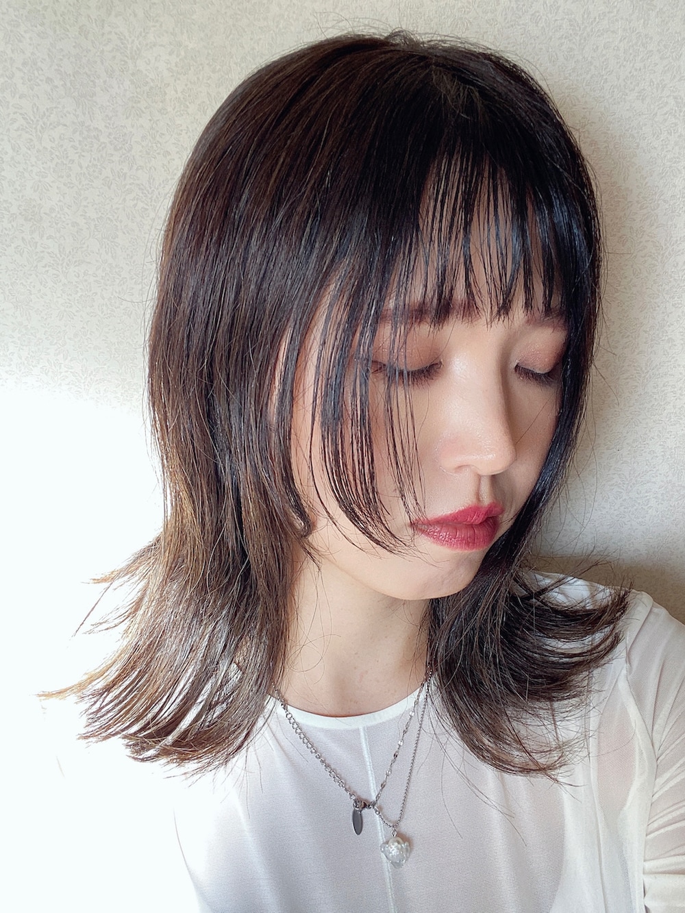 「今日のコスメと服、レイヤードスタイル、ベスト、シアートップス、シースルー、UNIQLO×mamekurogouchi、サテンパンツ、ワイドパンツ、サングラス、秋先取りコーデ、秋服準備はじめました、ゆるコーデ、プチプラ、コブラン柄、柄ベスト」｜「recaのグロッシーサテンイージーワイドラフパンツ（その他パンツ、ブラック系）」を使った、Miiさん（レディース・159cm）の夏コーディネートの3枚目の写真