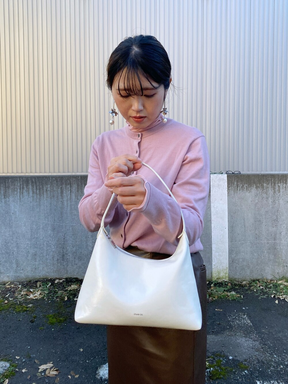 「新星WEARISTAにエントリー、お出かけコーデ、オトナカワイイ、クリスマスに着たい服、デート/ロマンティック、standoil、ブーツ、カーディガン、レイヤードスタイル、ピンク、マーメイドスカート、ロングスカート、きれいめカジュアル、レザー、韓国ファッション」｜「UNIQLOのアイテム（カーディガン/ボレロ、ピンク系）」を使った、Miiさん（レディース・159cm）の冬コーディネートの2枚目の写真