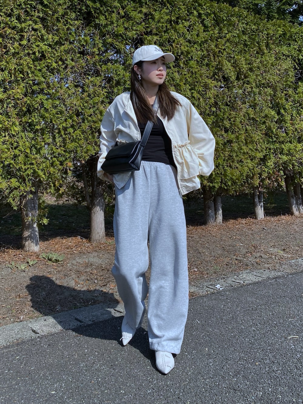 「春めき満開コーデ、スウェット、スウェットパンツ、ぺプラム、ナイロンジャケット、フラットシューズ、Tシャツ、ショルダーバッグ、お出かけコーデ、休日スタイル、韓国ファッション、キャップ、大人カジュアル、春アウター、春コーデ」｜「Trishのナイロンペプラムジャケット（ノーカラージャケット、ホワイト系）」を使った、Miiさん（レディース・159cm）の春コーディネートの2枚目の写真