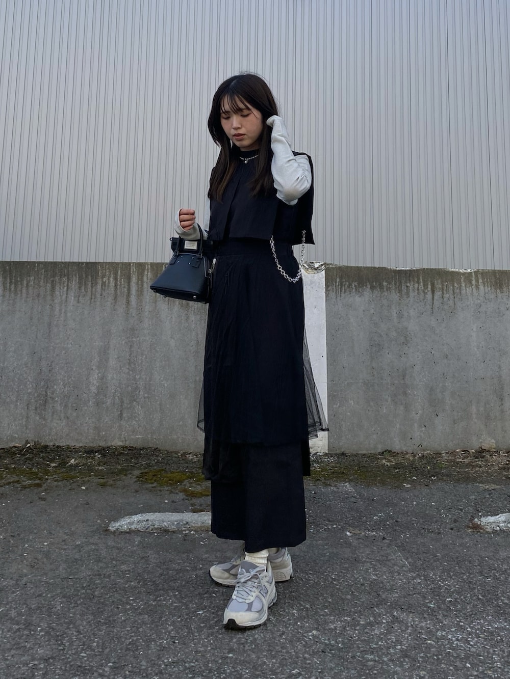 「春めき満開コーデ、ワンピース、ロングワンピース、レイヤードスタイル、ラメトップス、スニーカー、モノトーン、モード、モードカジュアル、お出かけコーデ、大人カジュアルコーデ、モノトーンコーデ、春コーデ、レイヤード、30代コーデ」｜「THEODORIC.dyの&g Cape Layered Dress（ワンピース、ブラック系）」を使った、Miiさん（レディース・159cm）の春コーディネートの2枚目の写真