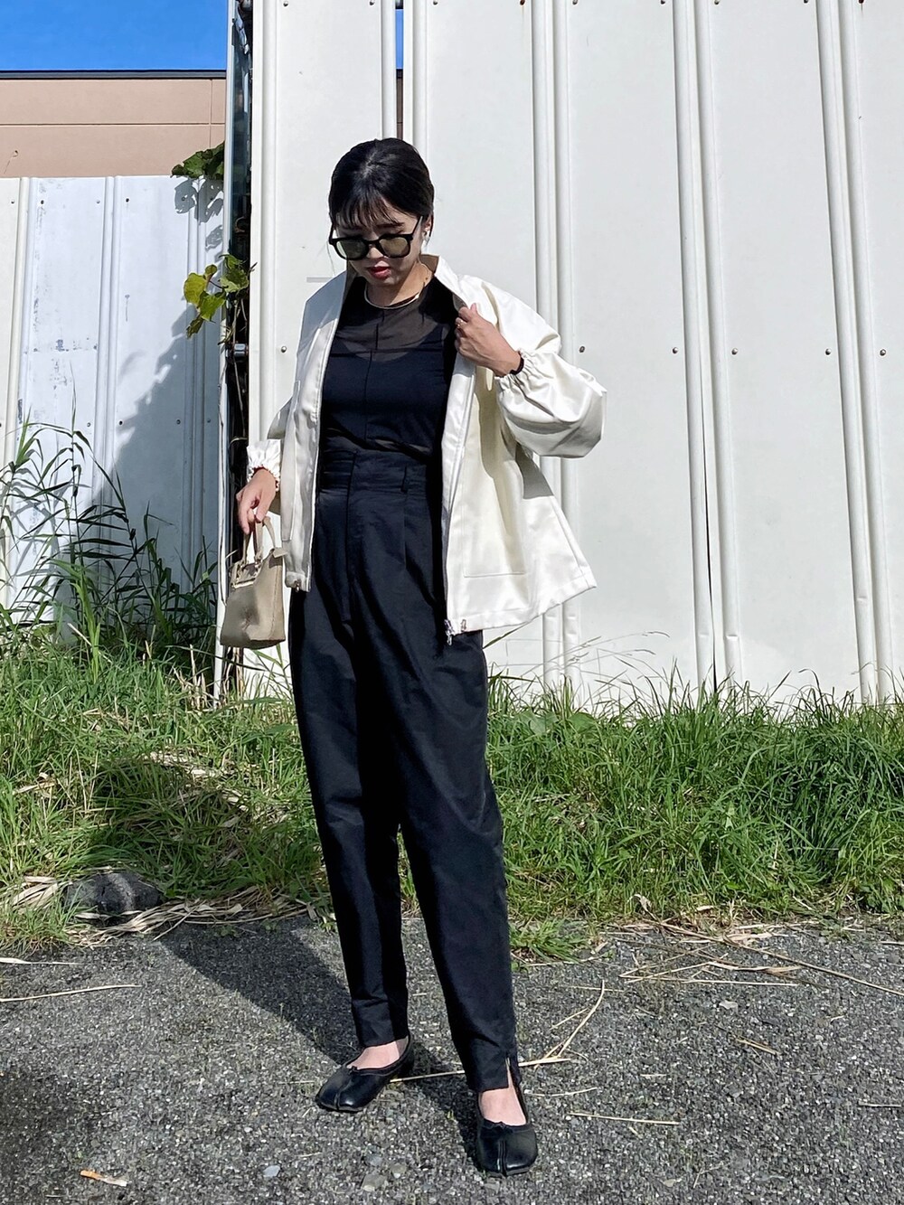 「秋服まるっと大公開、秋コーデ、レザージャケット、レザー、レザーブルゾン、モード、シースルー、シアートップス、USポロ、トートバッグ、ミニバッグ、きれいめカジュアル、お出かけコーデ、ジャケットスタイル、CLEA」｜「CLEAのヴィンテージライク ドロストフェイクレザージャケットブルゾン（ブルゾン、ホワイト系）」を使った、Miiさん（レディース・159cm）の秋コーディネートの4枚目の写真