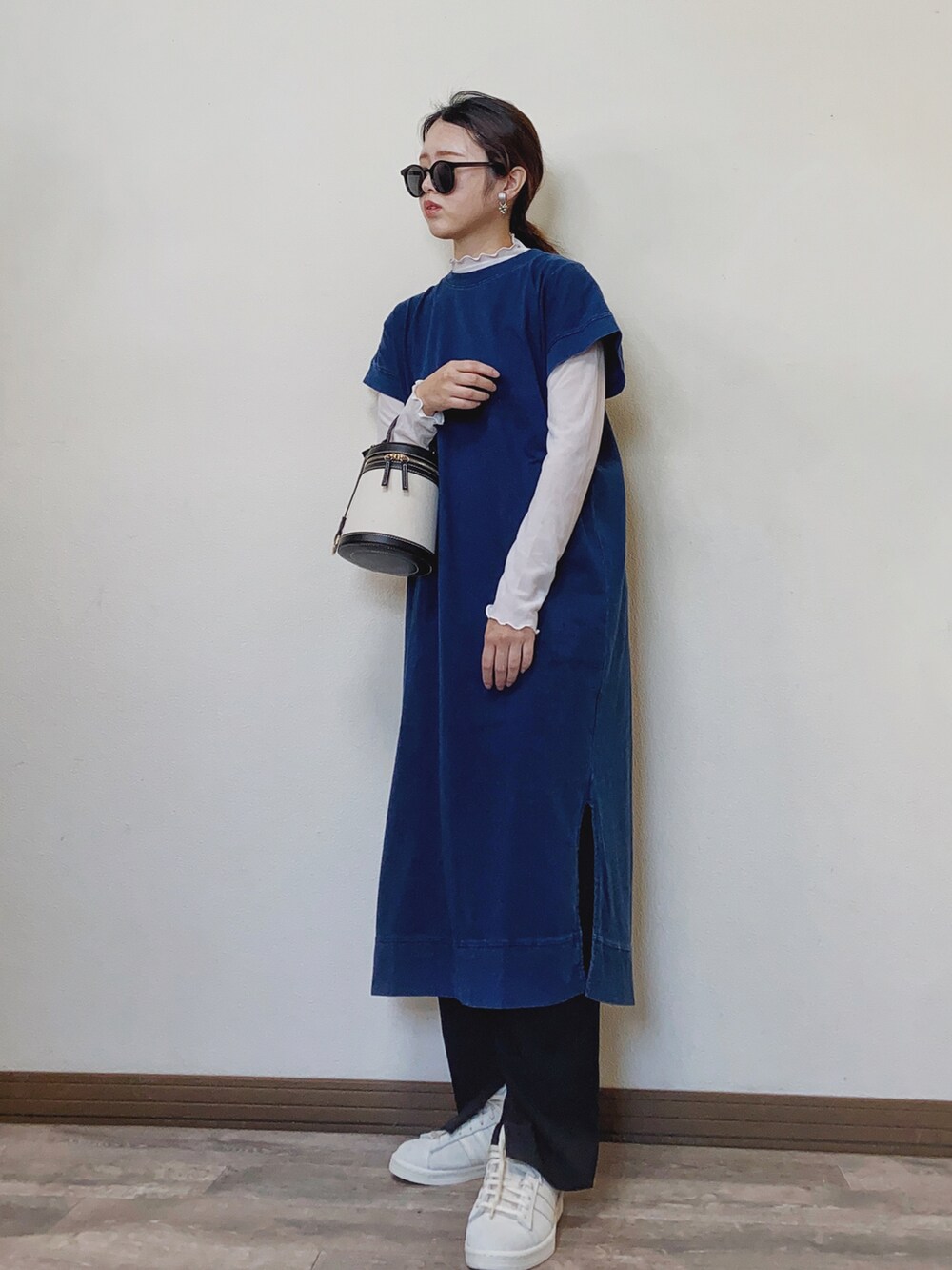 「春コーデ、deuxamour、COTORICA.、コトリカ、トレンチコート、ブルー、レイヤードスタイル、シアートップス、ワンピース、ロングワンピース、白スニーカー、スニーカー、プチプラ、オーバーサイズ、ワンピーススタイル」｜「COTORICAのオーバーサイズトレンチ【スプリングコート】（トレンチコート、ベージュ系）」を使った、Miiさん（レディース・159cm）の春コーディネートの2枚目の写真