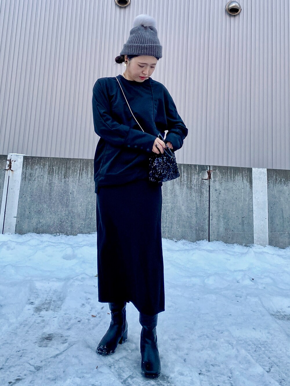 「新星WEARISTAにエントリー、今日のコスメと服、モノトーン、ブラック、ブラックコーデ、ニット帽、スパンコール、ブーツ、ロングスカート、マイベストコーデ2023、プチプラ、ショルダーバッグ、カラーレンズ、deuxamour、モノトーンコーデ」｜「deux amourの袖ボタンクルーネックBIGロンT（Tシャツ/カットソー、ブラック系）」を使った、Miiさん（レディース・159cm）の冬コーディネートの3枚目の写真
