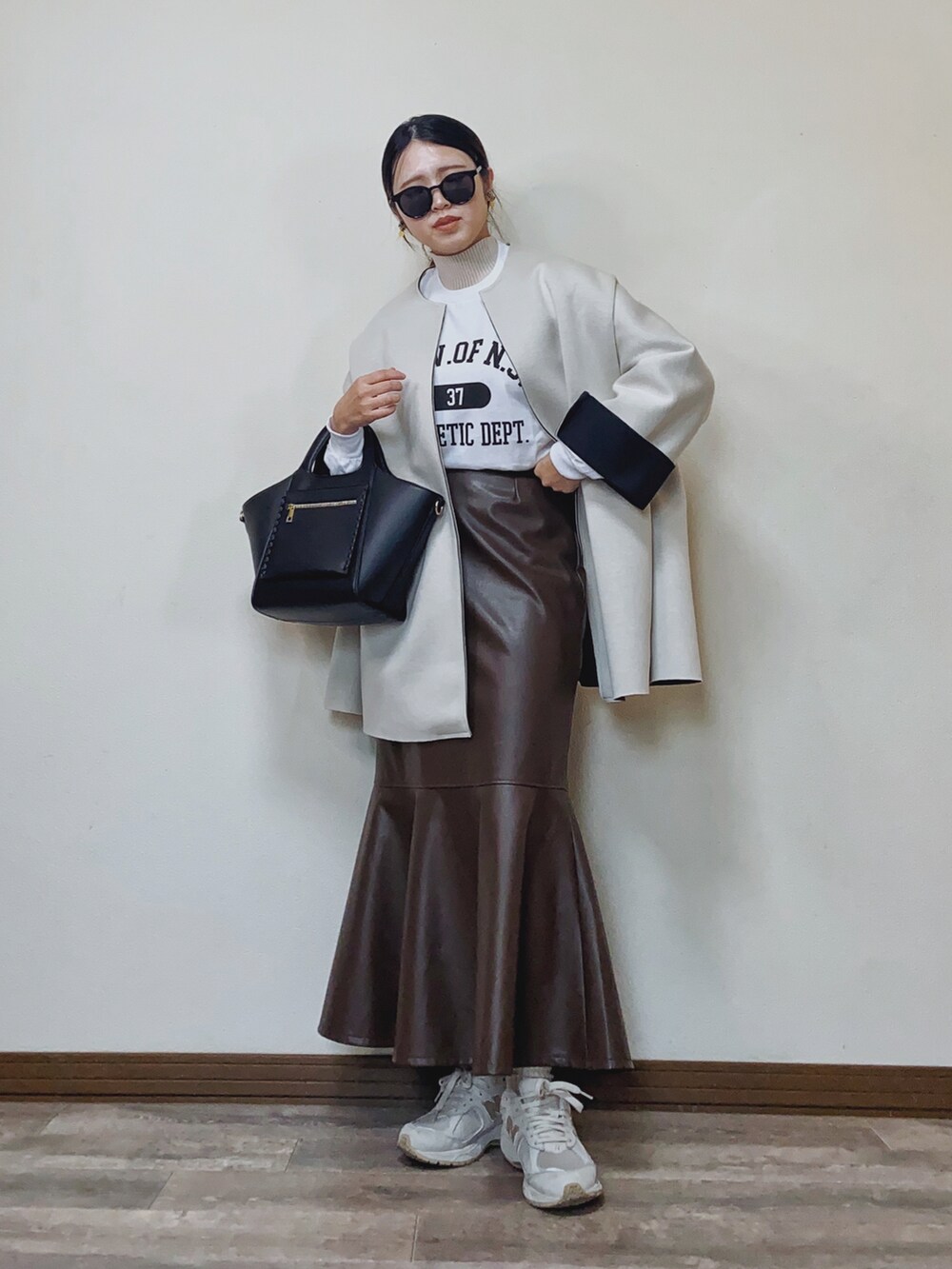 「休日スタイル、オトナカワイイ、ノーカラージャケット、ノーカラーコート、ロゴT、カレッジロゴ、ANGIE VINTAGE、マーメイドスカート、レザー、レザースカート、スニーカー、大人女子、骨格ウェーブ、プチプラ、大人カジュアル」｜「ANGIEの【2023年春夏新色追加】GILDANカレッジロゴオーバーサイズロンT/ユニセックス（Tシャツ/カットソー、ホワイト系）」を使った、Miiさん（レディース・159cm）の冬コーディネートの2枚目の写真