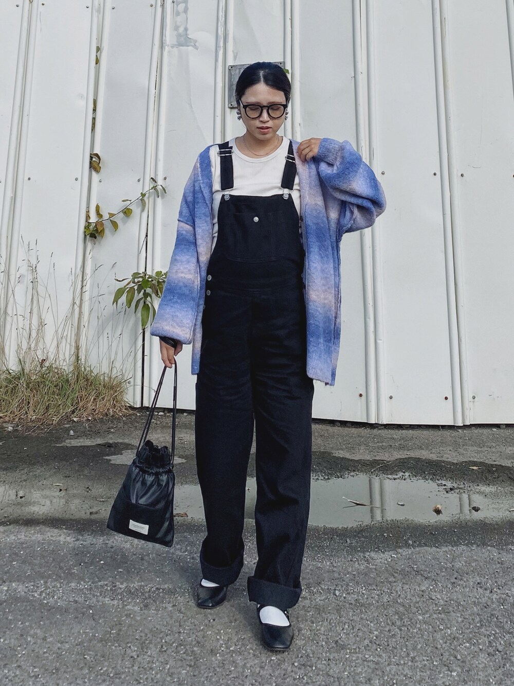 「大人カジュアル、サロペット、カーディガン、オーバーサイズ、グラデーション、カンフーシューズ、メガネ女子、UNIQLO、fredy emue、FREDY&GLOSTER、フレディアンドグロスター、マタニティ、マタニティコーデ、巾着バッグ、秋コーデ」｜「fredy emueのグラデーションニットカーディガン（カーディガン/ボレロ、ブルー系）」を使った、Miiさん（レディース・159cm）の秋コーディネートの2枚目の写真