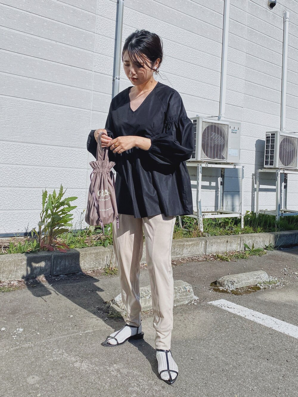 「きれいめカジュアル、ジョガーパンツ、夏のコスメと服、初夏コーデ、ブラウス、ボリューム袖、サンダル、ストラップサンダル、巾着バッグ、deuxamour、大人カジュアル、プチプラ、シンプルコーデ、モノトーン、休日スタイル」｜「deux amourのジョガーパンツ（その他パンツ、ホワイト系）」を使った、Miiさん（レディース・159cm）の春コーディネートの4枚目の写真