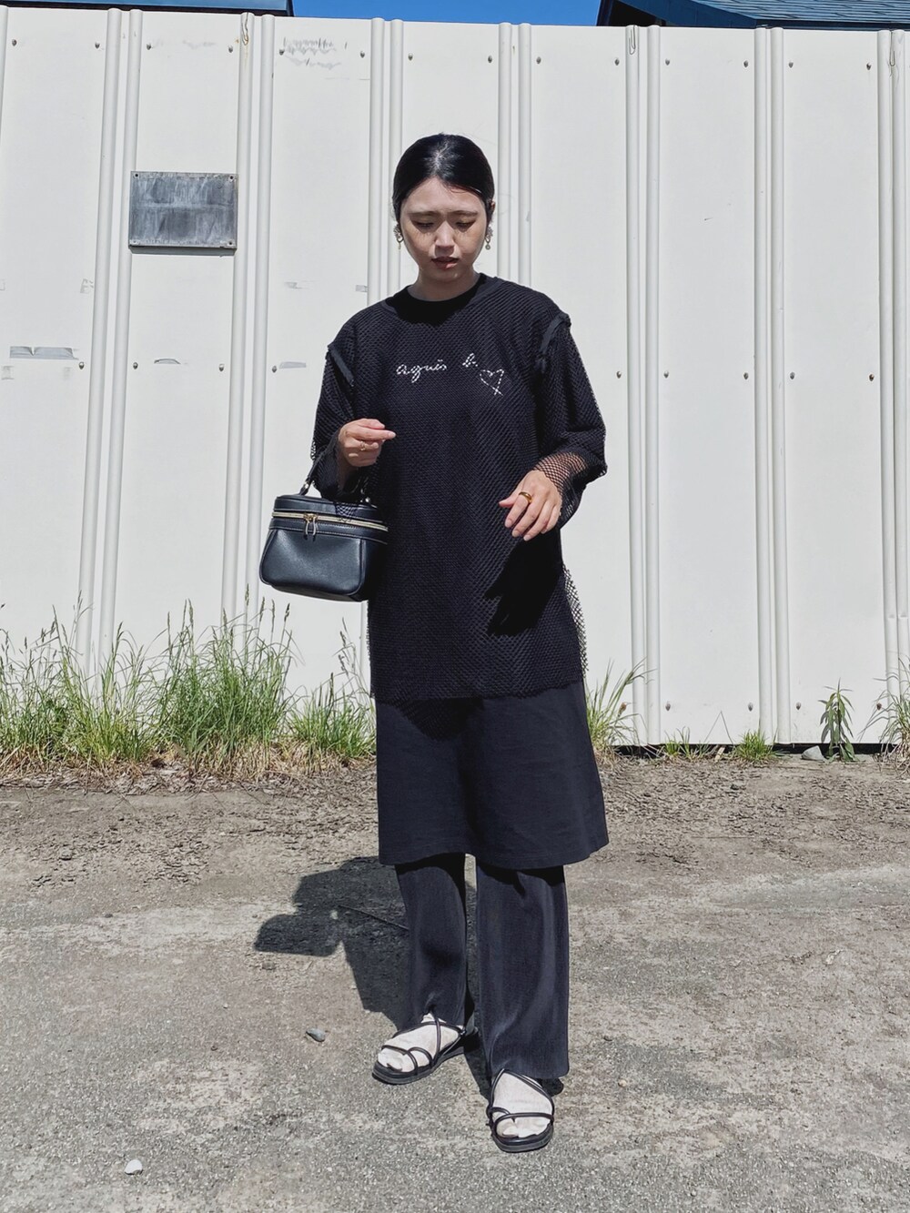 「夏コーデ、初夏コーデ、レイヤードスタイル、メッシュ、ブラックコーデ、モノトーン、VENCE EXCHANGE、To b. by agnes b.、ワンピース、ロゴT、Tシャツワンピ、モード、モードカジュアル、休日スタイル、夏のコスメと服」|「agnes b.のWEB限定 SBX4 ROBE YOKO ワンピース(ワンピース、ブラック系)」を使った、Miiさん(レディース・159cm)の夏コーディネートの3枚目の写真