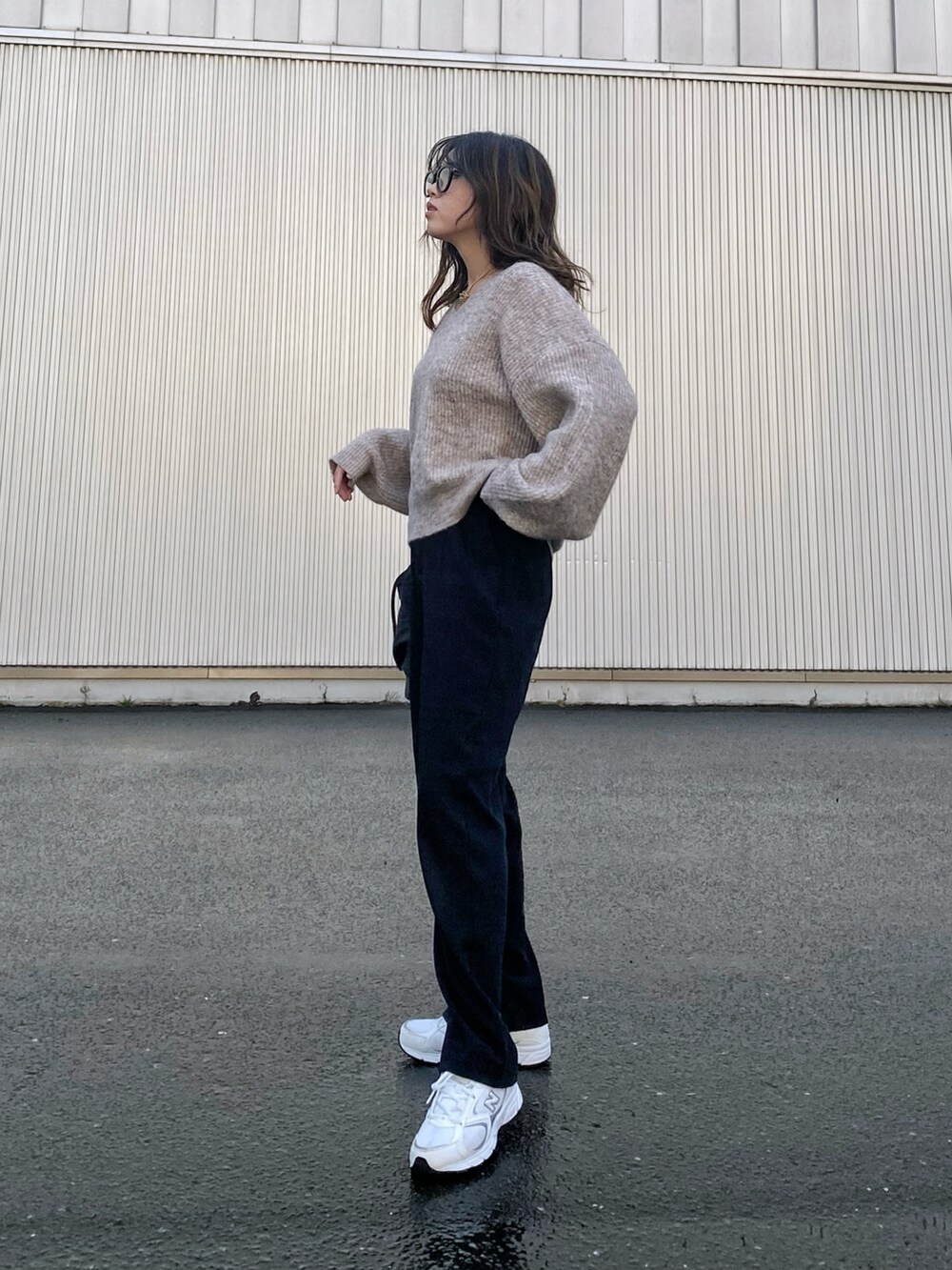 「新星WEARISTAにエントリー、休日スタイル、ラフコーデ、ニット、ゆるニット、スニーカー、白スニーカー、メガネ女子、シンプルコーデ、プチプラ、マイベストコーデ2023、カジュアルコーデ、ボリューム袖、スリットパンツ、ショルダーバッグ」|「BAYFLOWのヘアリーニットプルオーバー(ニット/セーター、ブラウン系)」を使った、Miiさん(レディース・159cm)の冬コーディネートの5枚目の写真