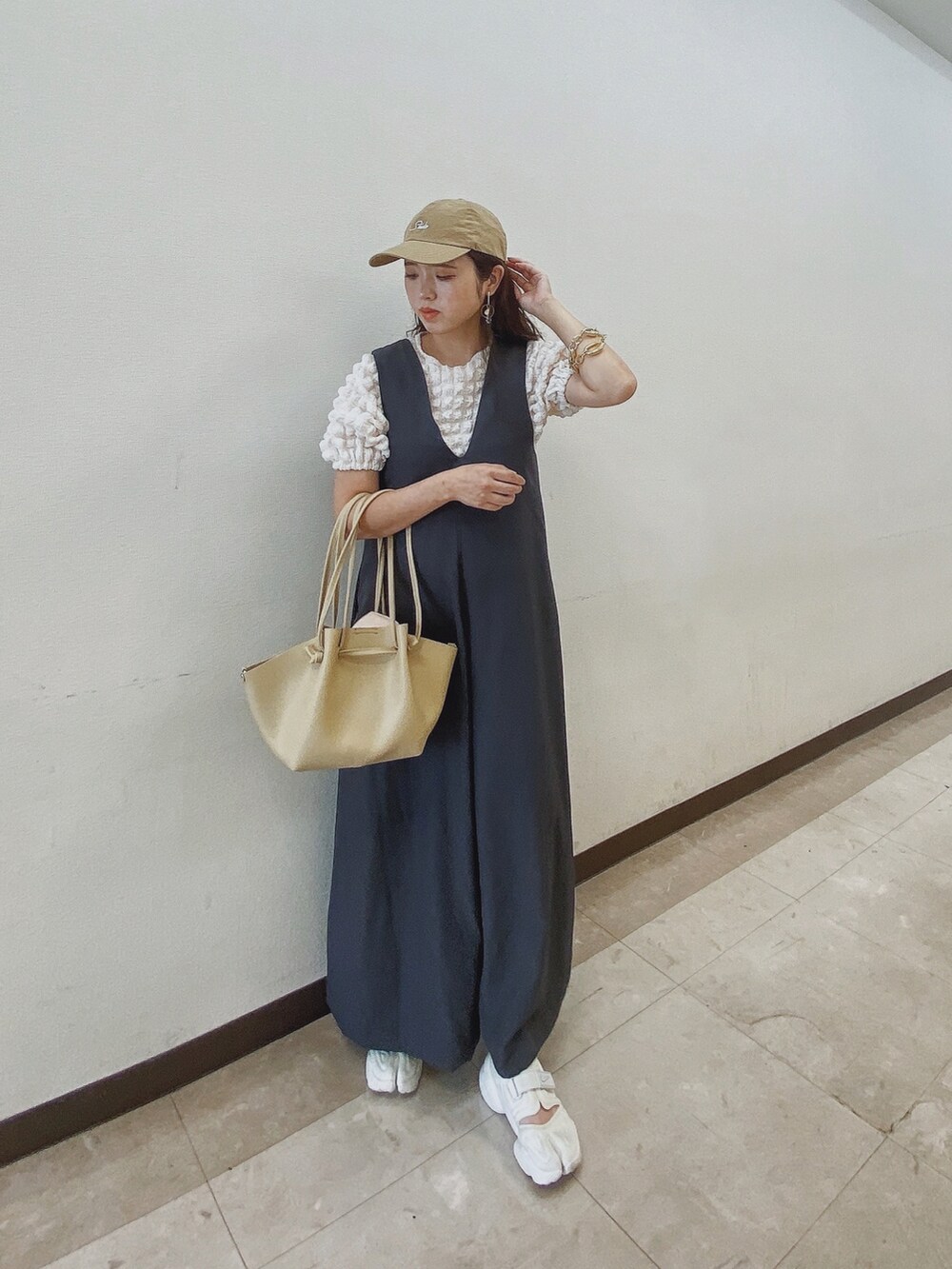 「しまむら、LHPWOMEN、courage、ポップコーントップス、ぽこぽこトップス、サロペット、NIKE、アクアリフト、キャップ、韓国ファッション、プチプラ、ゆるコーデ、マタニティコーデ、ボリューム袖、夏コーデ」｜「L.H.Pのcourage/クラージュ/チェーンブレスレット（ブレスレット、ゴールド系）」を使った、Miiさん（レディース・159cm）の夏コーディネートの3枚目の写真