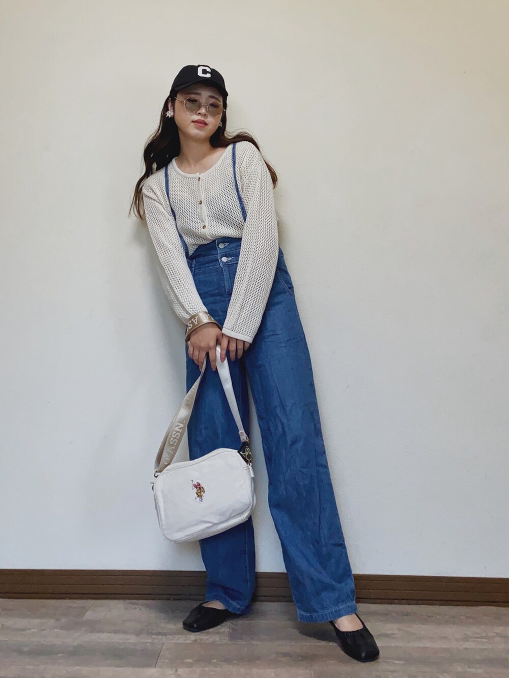 「USポロ、ショルダーバッグ、メッシュトップス、サロペット、デニム、デニムサロペット、キャップ、初夏コーデ、メッシュ、メッシュカーディガン、カーディガン、休日スタイル、ストリート、SOMETHING、バレエシューズ」｜「U.S. POLO ASSN.の【U.S. POLO ASSN.】 ユーエスポロアッスン　Washed Cotton　クロスボディショルダーバッグ　USPA-2645（ショルダーバッグ、ホワイト系）」を使った、Miiさん（レディース・159cm）の春コーディネートの2枚目の写真