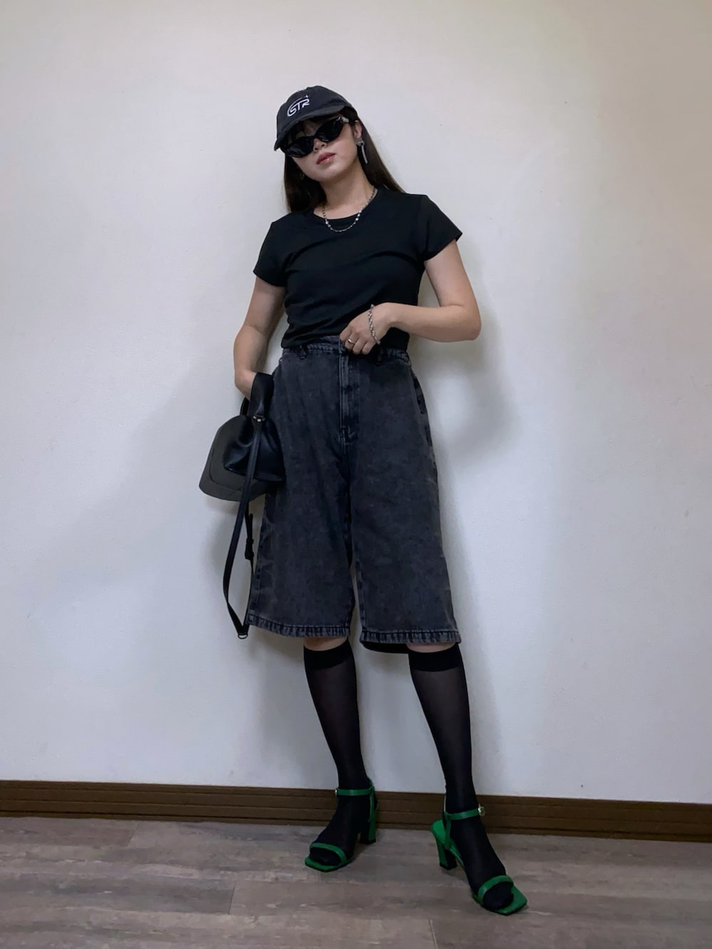 「夏ルックで気分アップ、デニム、サングラス、ジョーツ、デニムハーフパンツ、キャップ、シアーソックス、ハイソックス、モノトーン、ブラックコーデ、Tシャツ、モードカジュアル、大人カジュアル、PR、STARTING OVER」｜「Starting Overのcustom design denim Jorts/カスタムデザイン デニム ジョーツ（デニムパンツ、ブラック系）」を使った、Miiさん（レディース・159cm）の夏コーディネートの3枚目の写真