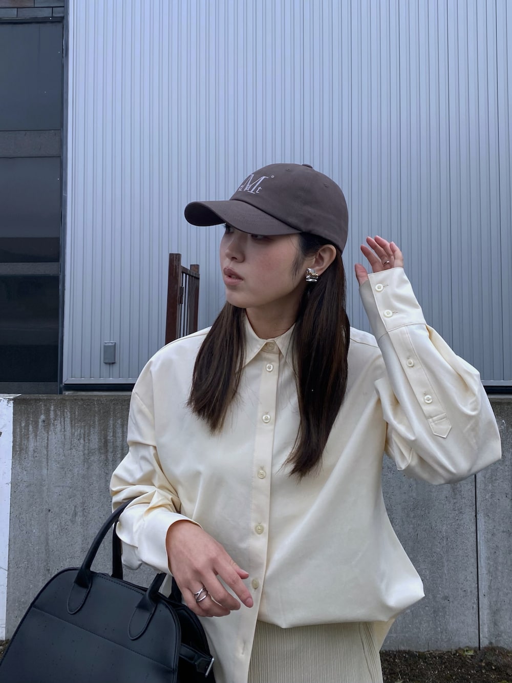 「春めき満開コーデ、春色、シャツスタイル、シャツ、スカート、ロングスカート、スニーカー、キャップ、プチプラ、韓国ファッション、ボストンバッグ、お出かけコーデ、休日スタイル、ワントーン、淡色コーデ」｜「GeeRAのセルフカット美脚魅せタイトスカート（スカート、ベージュ系）」を使った、Miiさん（レディース・159cm）の春コーディネートの4枚目の写真