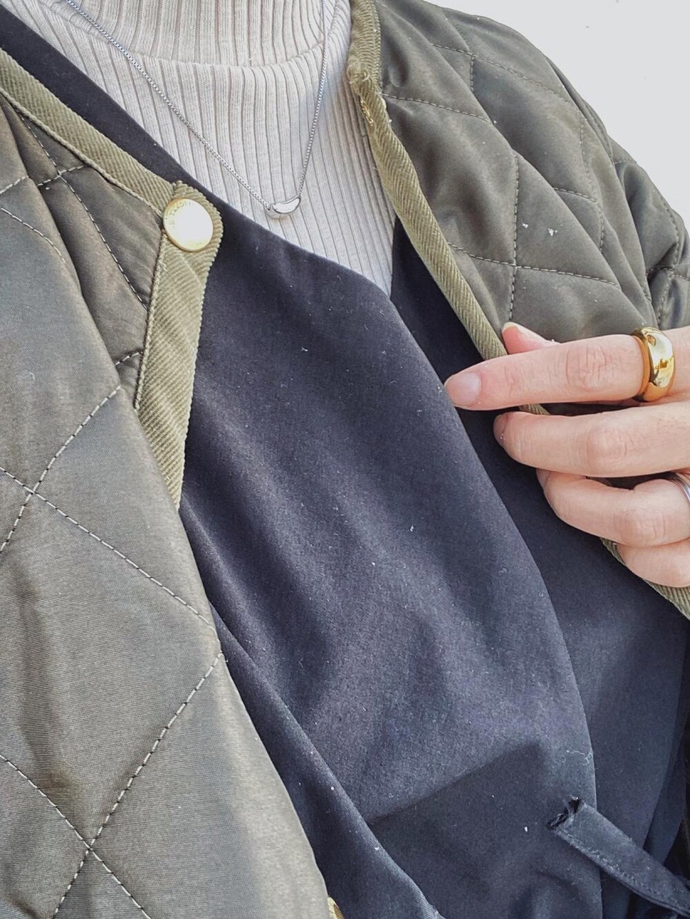 「キルティング、キルティングジャケット、キルティングコート、Traditional Weatherwear、LHME、ジャンプスーツ、ロングブーツ、カーキ、リブハイネックT、レイヤードスタイル、大人カジュアル、マイベストコーデ2022、ノーカラーコート」｜「Traditional WeatherwearのARKLEY MIDDLE（その他アウター、グリーン系）」を使った、Miiさん（レディース・159cm）の冬コーディネートの3枚目の写真