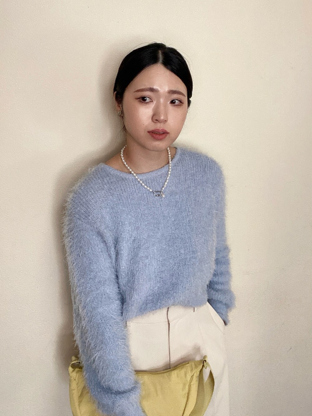 「今日のコスメと服、カラーコーデ、カラーニット、カラー×コーデ、春色、シャギーニット、タックワイドパンツ、UNIQLO、ショルダーバッグ、スニーカーコーデ、春コーデ、白スニーカー、スニーカー、パステルカラー、春服みてみて」｜「ROPE' PICNICのシャギーニットショート丈プルオーバー（ニット/セーター、ブルー系）」を使った、Miiさん（レディース・159cm）の冬コーディネートの2枚目の写真