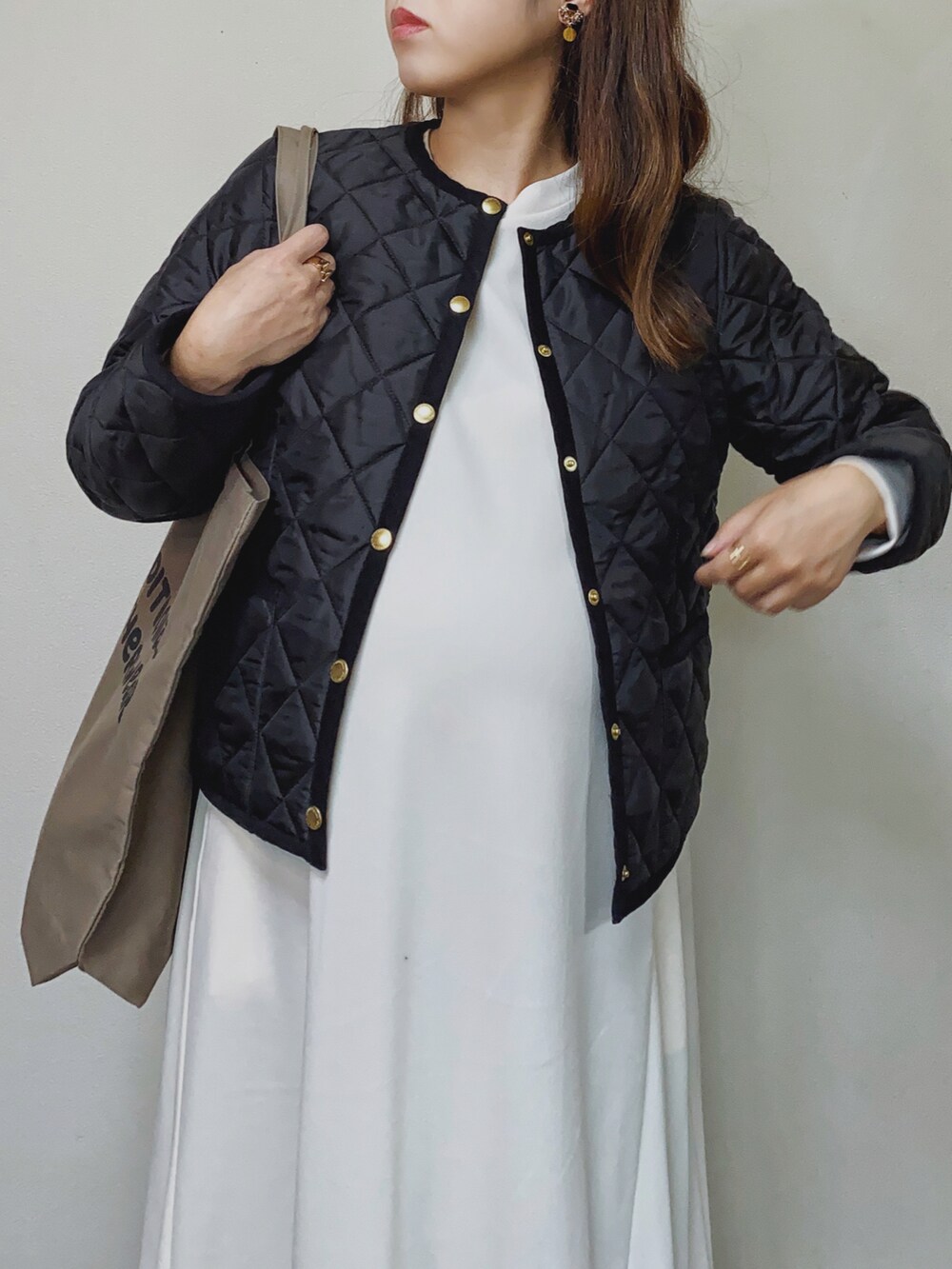 「秋のコーデ、秋コーデ、キルティング、キルティングジャケット、ノーカラージャケット、ワンピース、トートバッグ、Traditional Weatherwear、トラディショナルウェザーウエア、TWW、シンプルコーデ、マタニティ、マタニティコーデ、ゆるコーデ、オトナカジュアル」｜「Traditional WeatherwearのARKLEY（ノーカラージャケット、ブラック系）」を使った、Miiさん（レディース・159cm）の秋コーディネートの3枚目の写真