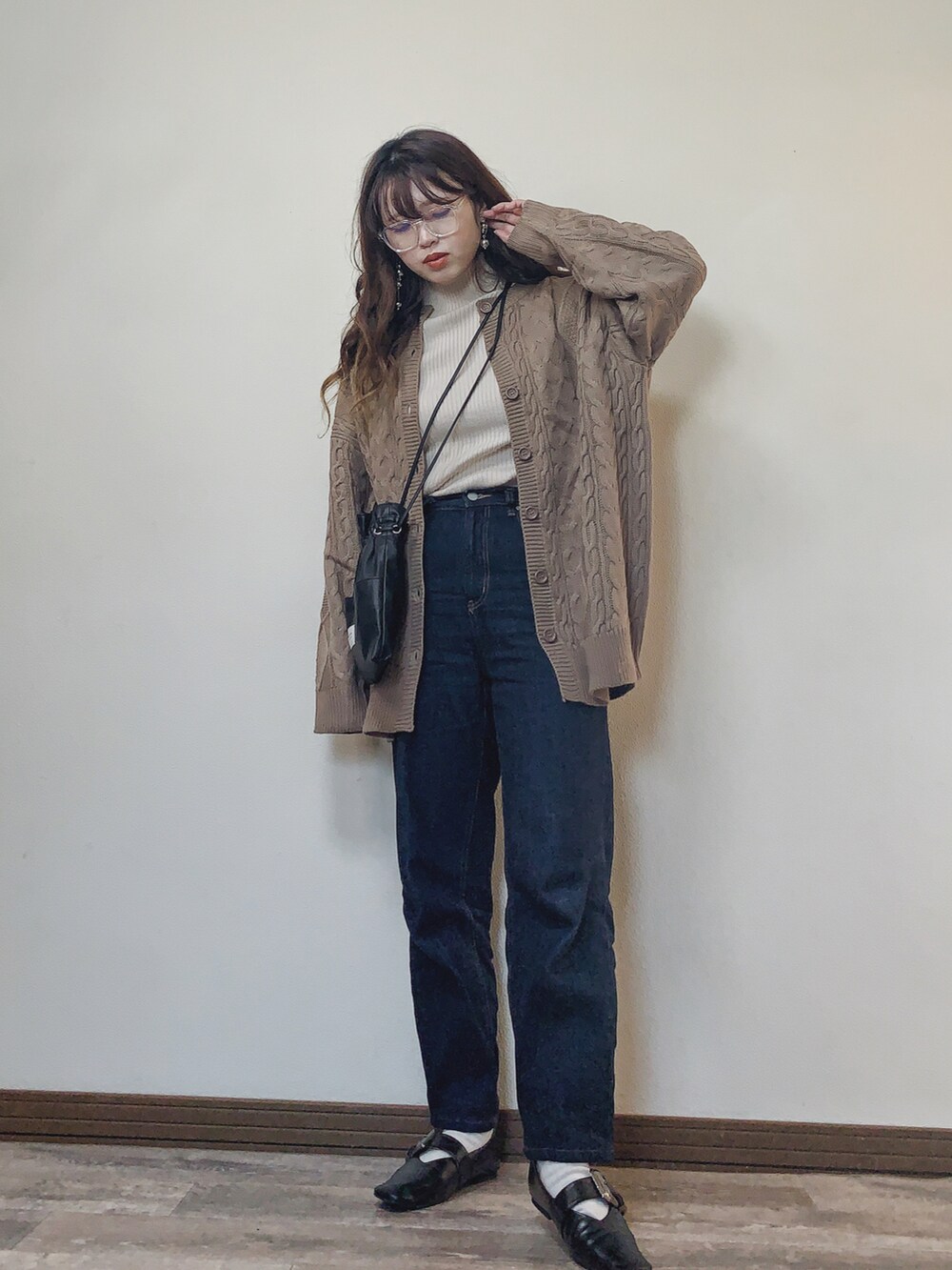 「シンプル、ケーブルニット、ケーブルカーディガン、ケーブルニットカーディガン、デニムパンツ、リブニット、ゆるコーデ、白ニット、オーバーサイズ、カーディガン、ニットカーディガン、ハイネック、deuxamour、プチプラ、クリアメガネ」|「SENSE OF PLACE by URBAN RESEARCHのストレッチリブハイネックセーター(ニット/セーター、ホワイト系)」を使った、Miiさん(レディース・159cm)の冬コーディネートの2枚目の写真