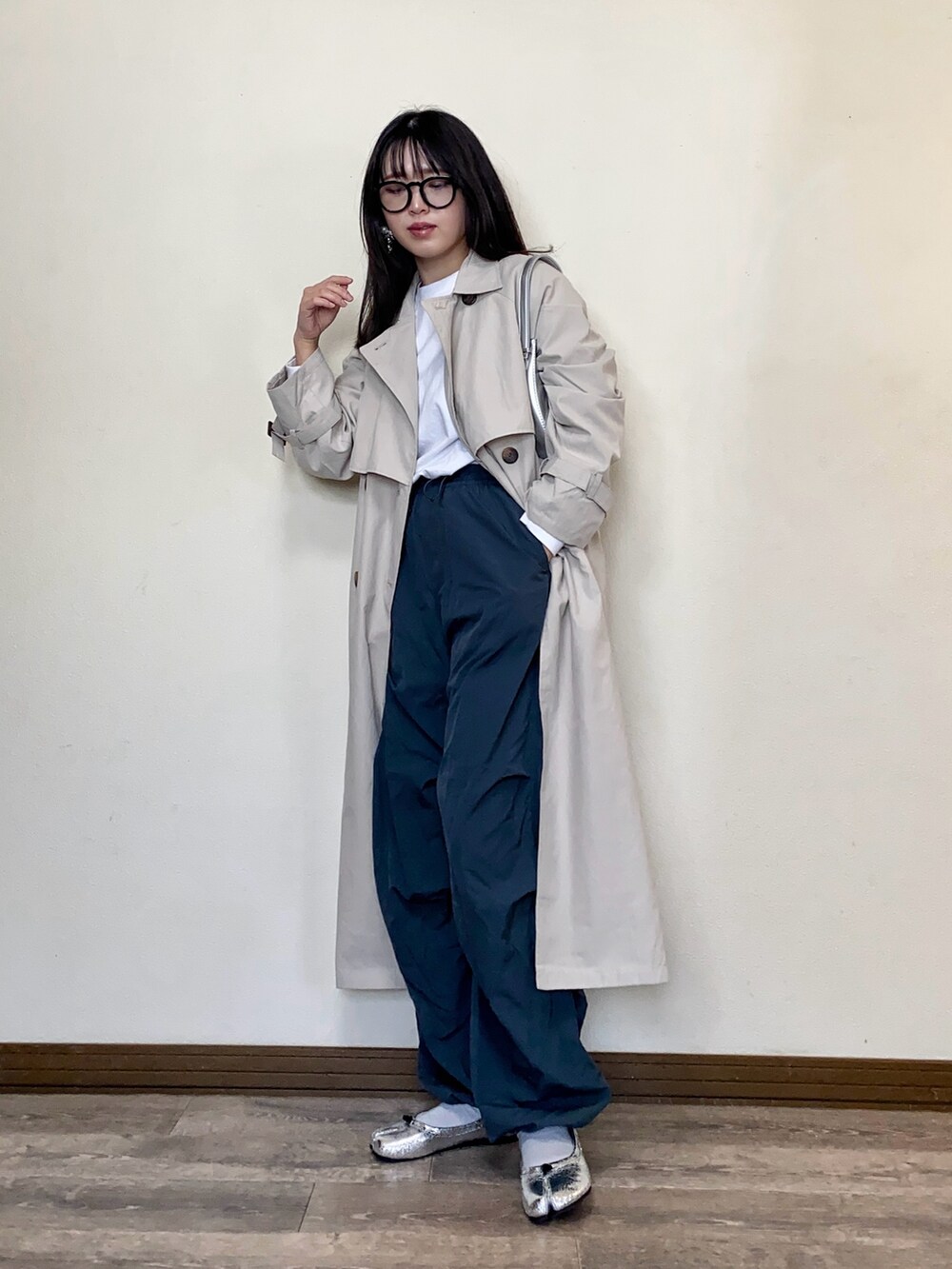 「春のおしゃ見えテクニック、休日スタイル、春アウター、トレンチコート、おでかけコーデ、白Tシャツ、ロンT、春服みてみて、パラシュートパンツ、メガネ女子、大人カジュアル、お出かけコーデ、春コーデ、メタリックシューズ、メタリックバッグ」｜「tiptopの【2サイズ展開】ボリューム袖ベルト付きトレンチコート【ZOZO限定アイテム】（トレンチコート、ホワイト系）」を使った、Miiさん（レディース・159cm）の春コーディネートの2枚目の写真