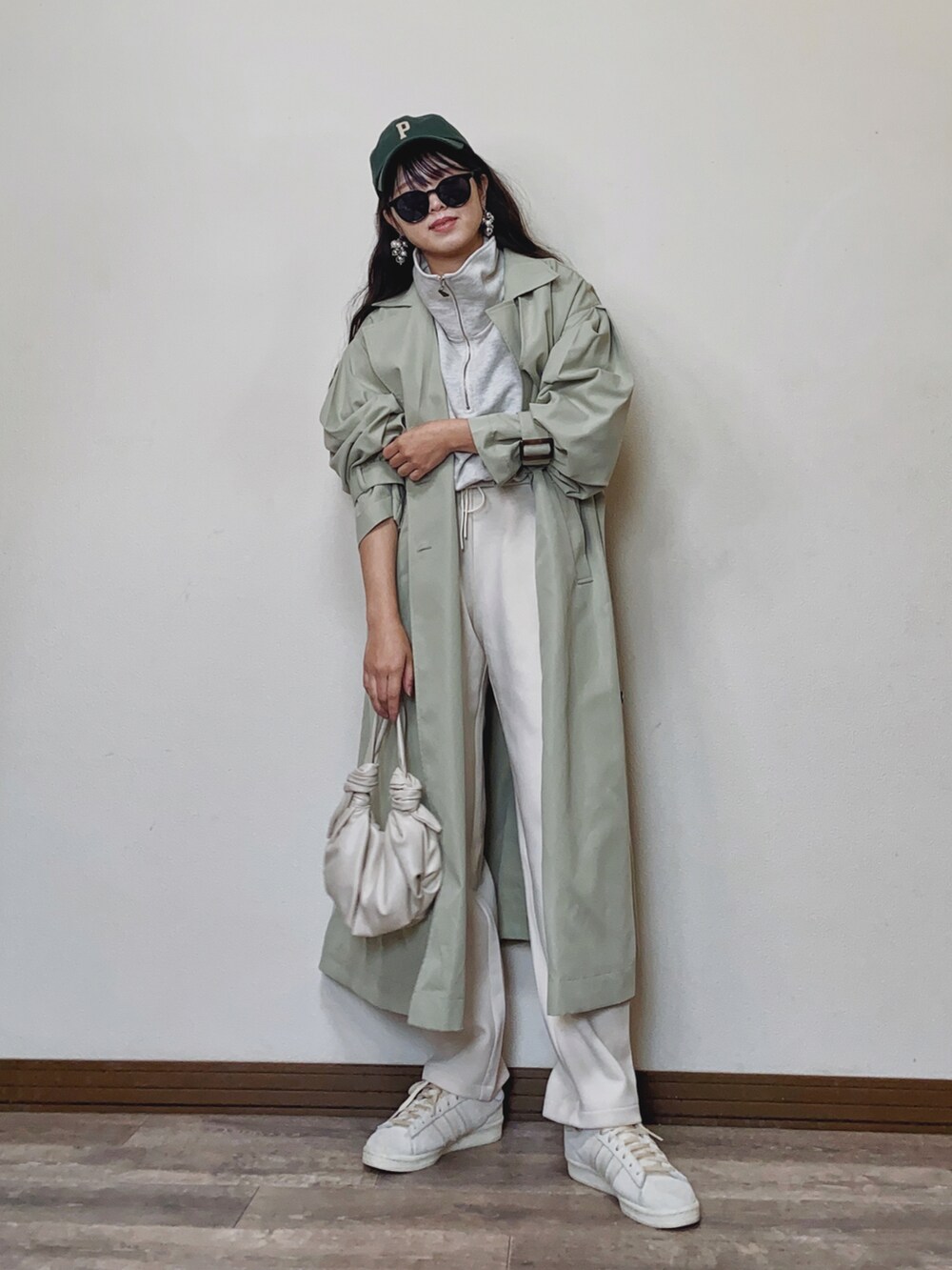 「春服デビュー宣言、春コーデ、トレンチコート、ロングコート、ボリューム袖、淡色コーデ、パステル映える春、キャップ、スウェット、スウエットパンツ、プチプラ、ハーフジップ、スニーカー、白スニーカー、ストリート」｜「frames RAY CASSINのボリュームスリーブトレンチコート（トレンチコート、グリーン系）」を使った、Miiさん（レディース・159cm）の春コーディネートの3枚目の写真