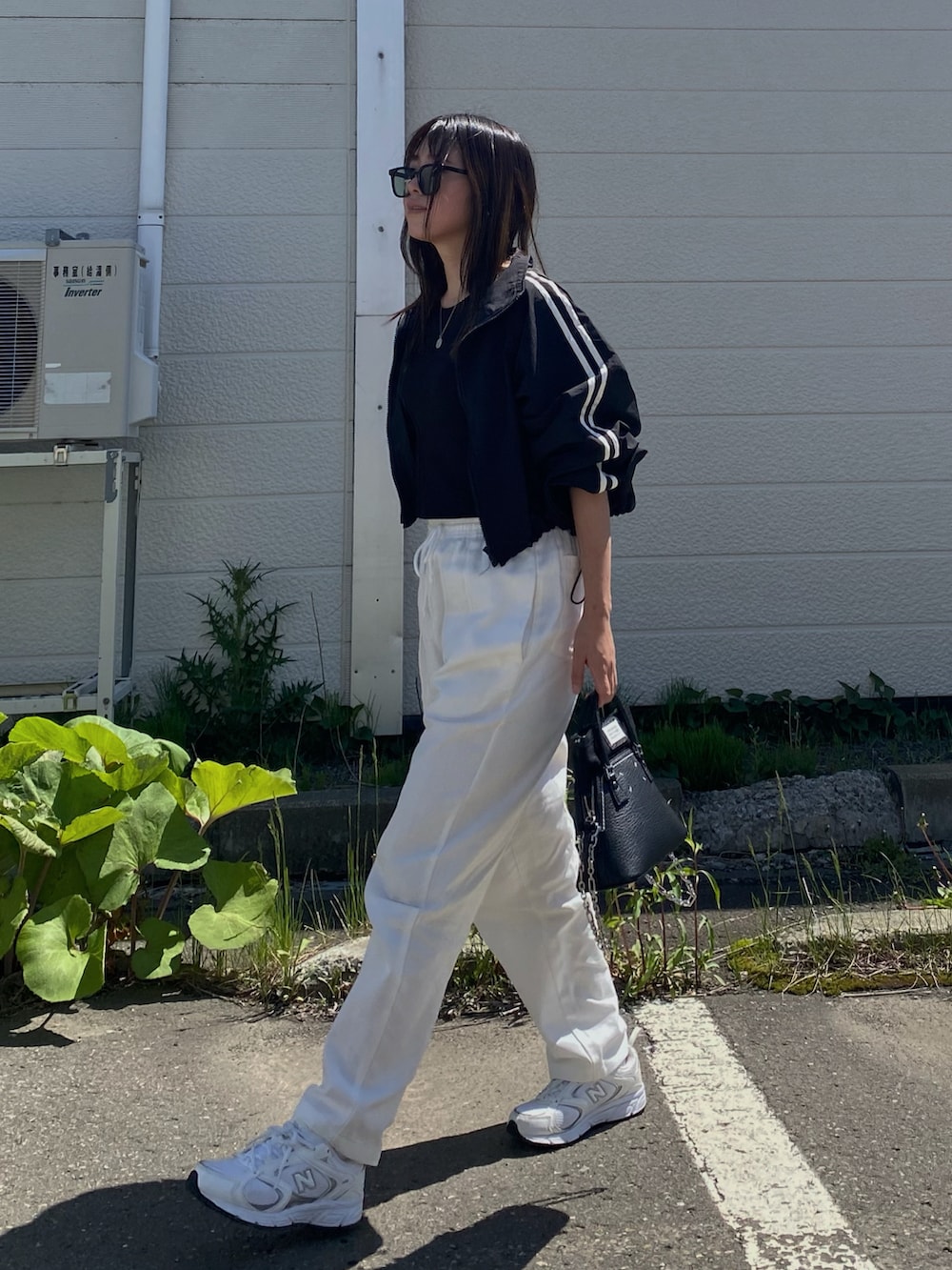 「シンプルコーデ、STARTING OVER、スターティングオーバー、ワークパンツ、イージーパンツ、トラックジャケット、ブルゾン、スポーツミックス、カジュアルコーデ、メンズライク、サングラス、スニーカー、モノトーン、プチプラ、運動会コーデ」|「Starting Overのheavy twill & denim easy work pants/ヘビーツイル&デニム イージーワークパンツ(その他パンツ、ホワイト系)」を使った、Miiさん(レディース・159cm)の春コーディネートの3枚目の写真