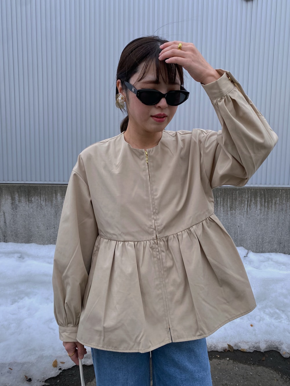 「春コーデ、ぺプラム、ジャケット、ブルゾン、ノーカラージャケット、デニム、デニムコーデ、バギーデニム、スニーカー、白スニーカー、大人カジュアル、きれいめカジュアル、シンプルスタイル、OPAQUE.CLIP、PR」｜「OPAQUE.CLIPの撥水ノーカラーペプラムブルゾン【洗濯機洗い可/花粉対応】（ノーカラージャケット、ベージュ系）」を使った、Miiさん（レディース・159cm）の春コーディネートの4枚目の写真