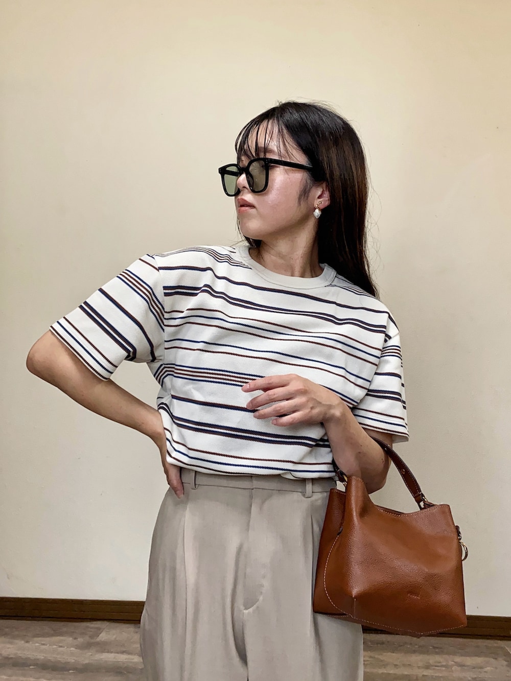 「カジュアルスタイル、UNIQLO、カノコTシャツ、ボーダー、ボーダーTシャツ、タックワイドパンツ、ワイドパンツ、休日スタイル、スニーカー、サングラス、シンプルコーデ、プチプラ、メンズライク、30代コーデ、大人カジュアル」｜「FOSSILのJessie Crossbody ZB11002200（ショルダーバッグ、ブラウン系）」を使った、Miiさん（レディース・159cm）の春コーディネートの2枚目の写真