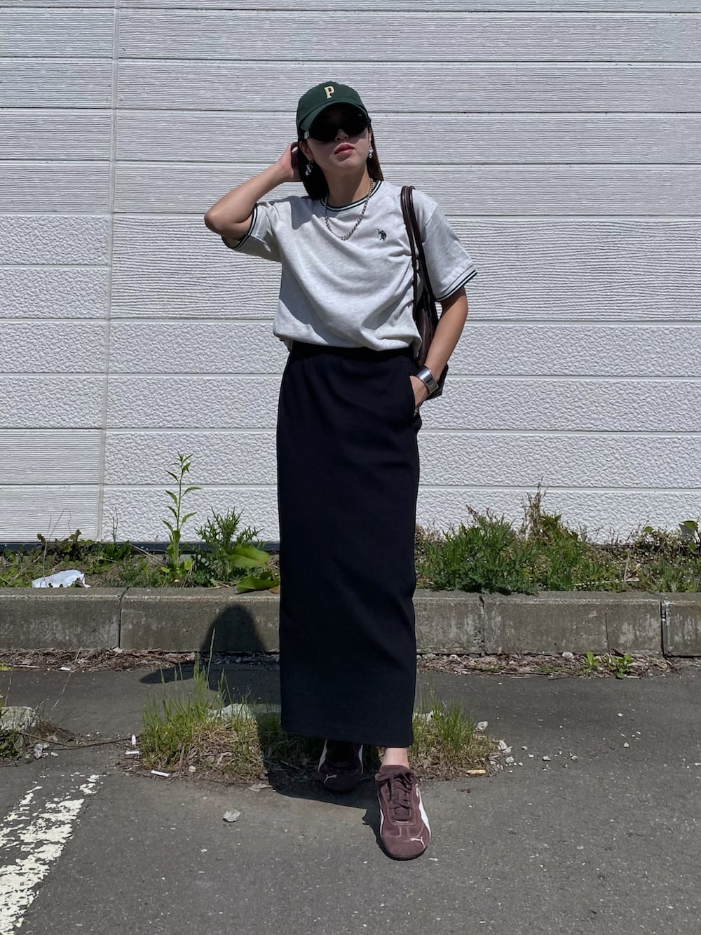 「やっぱり帽子が好き、サングラス、ショルダーバッグ、Tシャツ、キャップ、ブラウン、スポーツミックス、スニーカー、大人カジュアル、ロングスカート、お出かけコーデ、PUMA、スピードキャット、夏コーデ、ママコーデ」｜「U.S. POLO ASSN.のGeeRA別注【U.S. POLO ASSN.】ワンポイント刺繍オーバーサイズライン配色Ｔシャツ（Tシャツ/カットソー、ベージュ系）」を使った、Miiさん（レディース・159cm）の春コーディネートの4枚目の写真