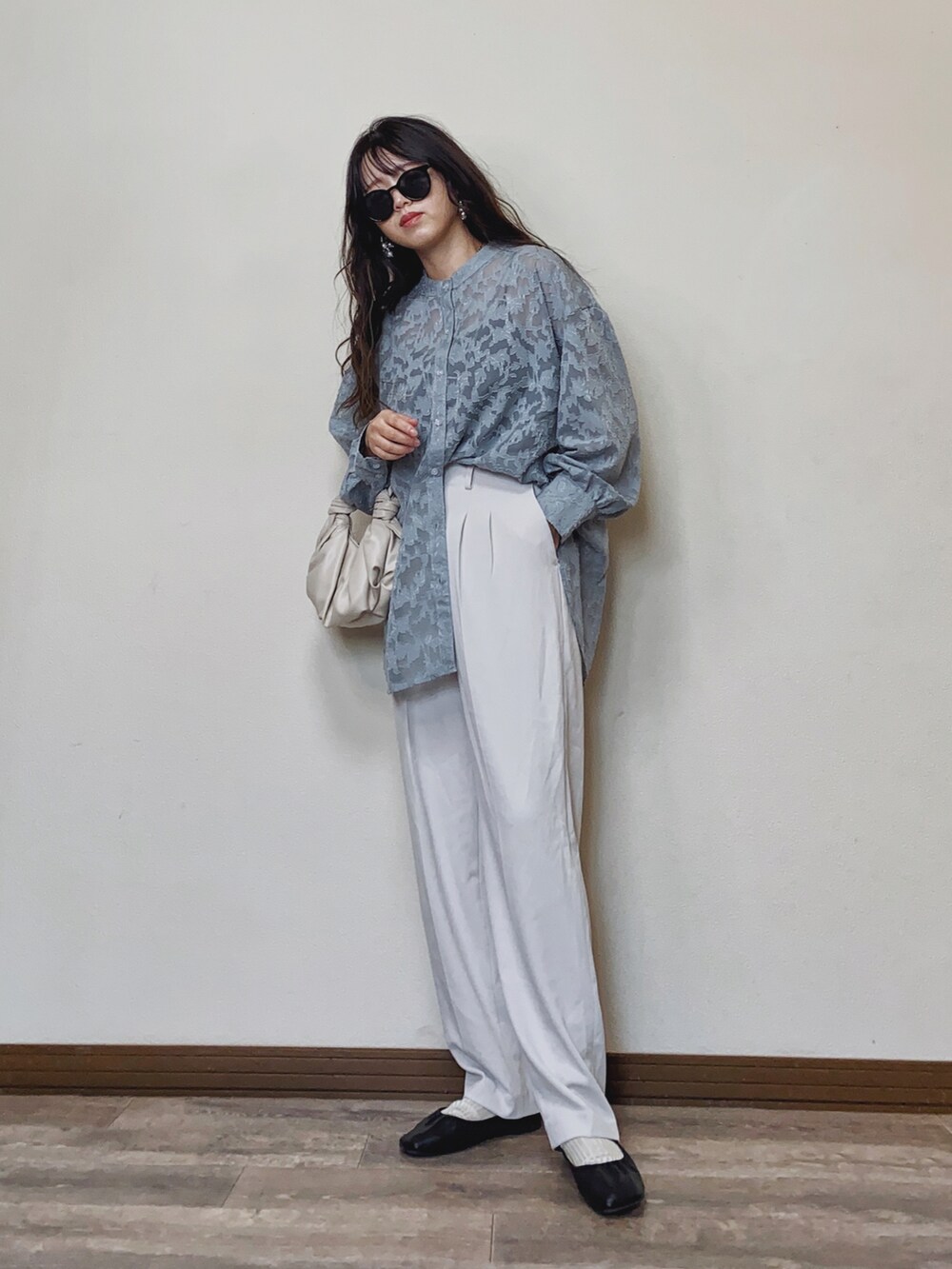 「春服デビュー宣言、春コーデ、ジャガード、シャツスタイル、レース、くすみカラー、ブルー、カラーコーデ、白パンツ、プチプラ、GU、シンプルコーデ、deuxamour、春服みてみて、きれいめカジュアル」｜「deux amourのジャガードシャツ（シャツ/ブラウス、ブルー系）」を使った、Miiさん（レディース・159cm）の春コーディネートの2枚目の写真