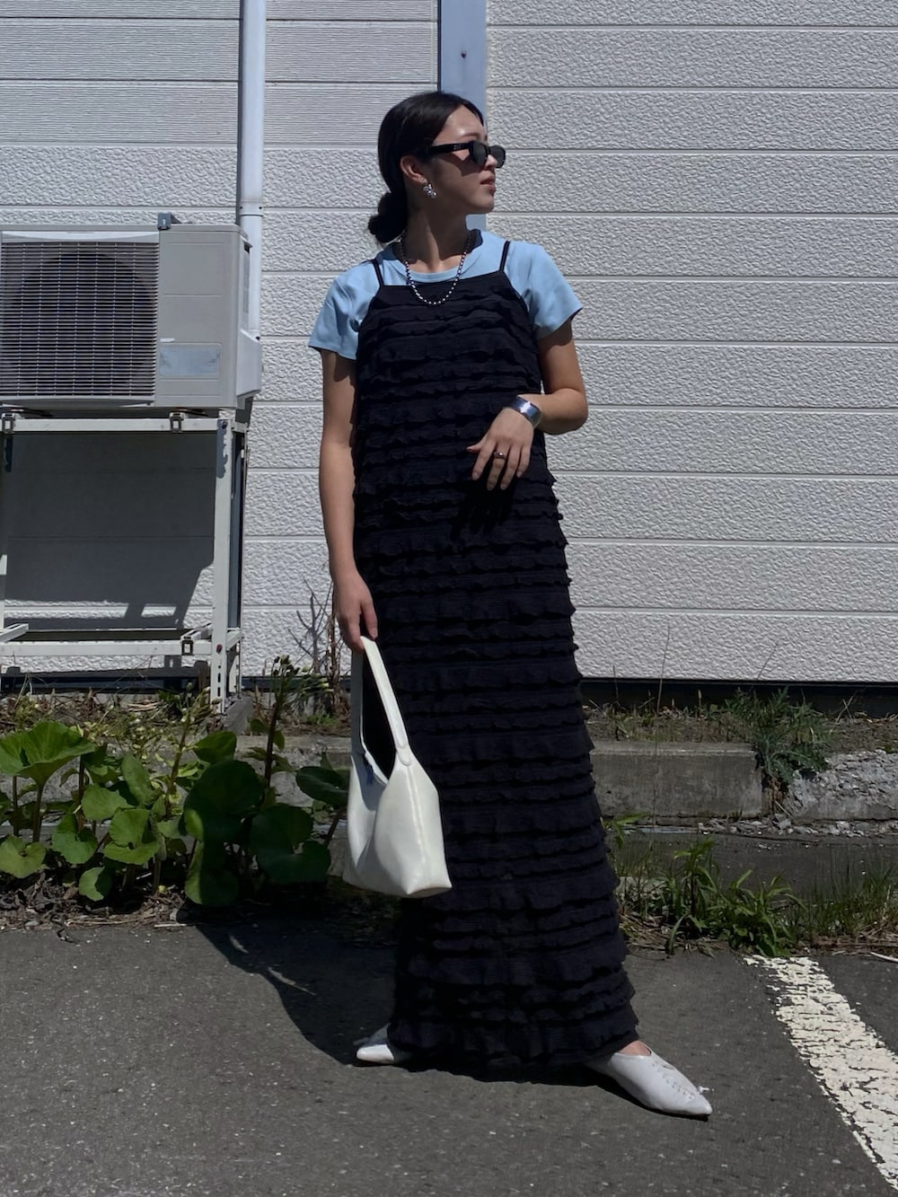 「サングラス、レイヤードスタイル、キャミワンピ、ティアード、チュール、ワンピース、ロングワンピース、Tシャツ、ブルー、カラーコーデ、ライトブルー、ポインテッドトゥ、夏コーデ、プチプラ、ティアードワンピース」｜「VENCEEXCHANGEのチュールティアードワンピース（ワンピース、ブラック系）」を使った、Miiさん（レディース・159cm）の春コーディネートの3枚目の写真