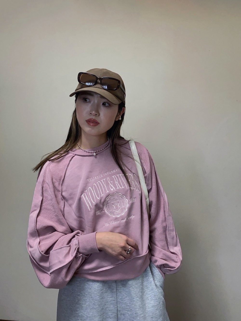 「春めき満開コーデ、春色、ピンク、スウェット、スウェットパンツ、休日スタイル、キャップ、プチプラ、春コーデ、ゆるコーデ、キャップ女子、スウェットワイドパンツ、メタリック、サングラス、大人カジュアル」｜「GeeRAのリメイク風刺しゅうロゴ裏毛スウェット（スウェット、ピンク系）」を使った、Miiさん（レディース・159cm）の春コーディネートの4枚目の写真