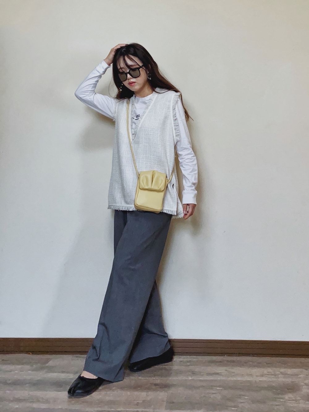 「春コーデ、オフィスカジュアル、ツイード、ツイードベスト、ベスト、レイヤードスタイル、ロゴT、ワイドパンツ、UNIQLO、プチプラ、きれいめカジュアル、ショルダーバッグ、ママコーデ、shein、バレエシューズ」｜「A.P.C.のLONG SLEEVE PETITE RUE MADAME H　JPS（Tシャツ/カットソー、ホワイト系）」を使った、Miiさん（レディース・159cm）の春コーディネートの5枚目の写真