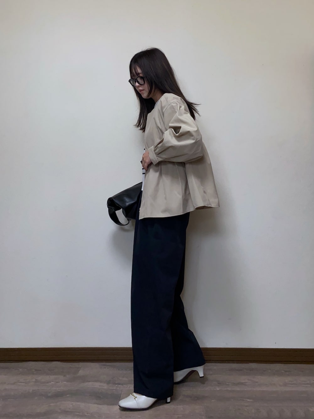 「春めき満開コーデ、ジャケット、春コーデ、ぺプラム、ブルゾン、ノーカラージャケット、春アウター、ボーダー、ニット、春ニット、ワイドパンツ、パンプス、きれいめカジュアル、PR、OPAQUE.CLIP」｜「OPAQUE.CLIPのボートネックニット/オーガニックコットン混【洗濯機洗い可/UVケア】（ニット/セーター、ホワイト系）」を使った、Miiさん（レディース・159cm）の春コーディネートの3枚目の写真