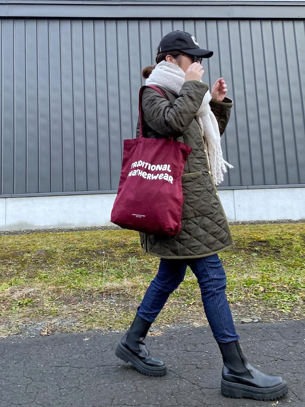 「冬コーデ、キルティング、キルティングジャケット、キルティングコート、Traditional Weatherwear、トートバッグ、LEE、スキニーデニム、デニム、厚底ブーツ、サイドゴアブーツ、マフラーぐるぐる、キャップ、カーキ、マイベストコーデ2022」｜「Traditional WeatherwearのARKLEY MIDDLE（その他アウター、グリーン系）」を使った、Miiさん（レディース・159cm）の冬コーディネートの3枚目の写真