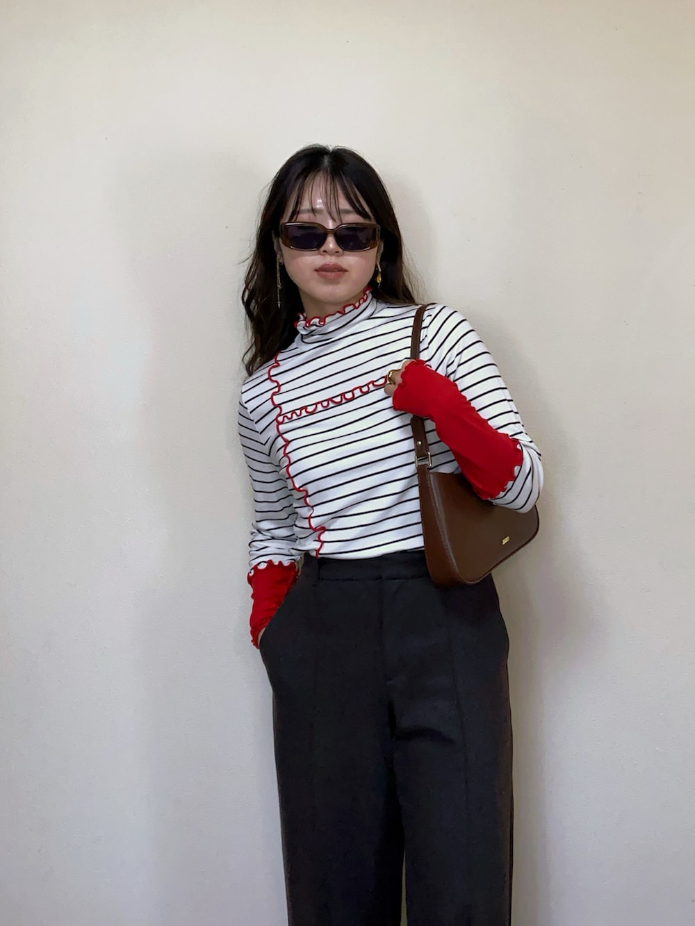 ホワイト系のTシャツ/カットソー、ブラウン系のハンドバッグ、ブラウン系のテーラードジャケットを着用したレディースの秋コーディネートの2枚目の写真