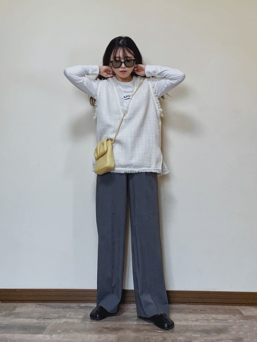 「春コーデ、オフィスカジュアル、ツイード、ツイードベスト、ベスト、レイヤードスタイル、ロゴT、ワイドパンツ、UNIQLO、プチプラ、きれいめカジュアル、ショルダーバッグ、ママコーデ、shein、バレエシューズ」｜「A.P.C.のLONG SLEEVE PETITE RUE MADAME H　JPS（Tシャツ/カットソー、ホワイト系）」を使った、Miiさん（レディース・159cm）の春コーディネートの4枚目の写真