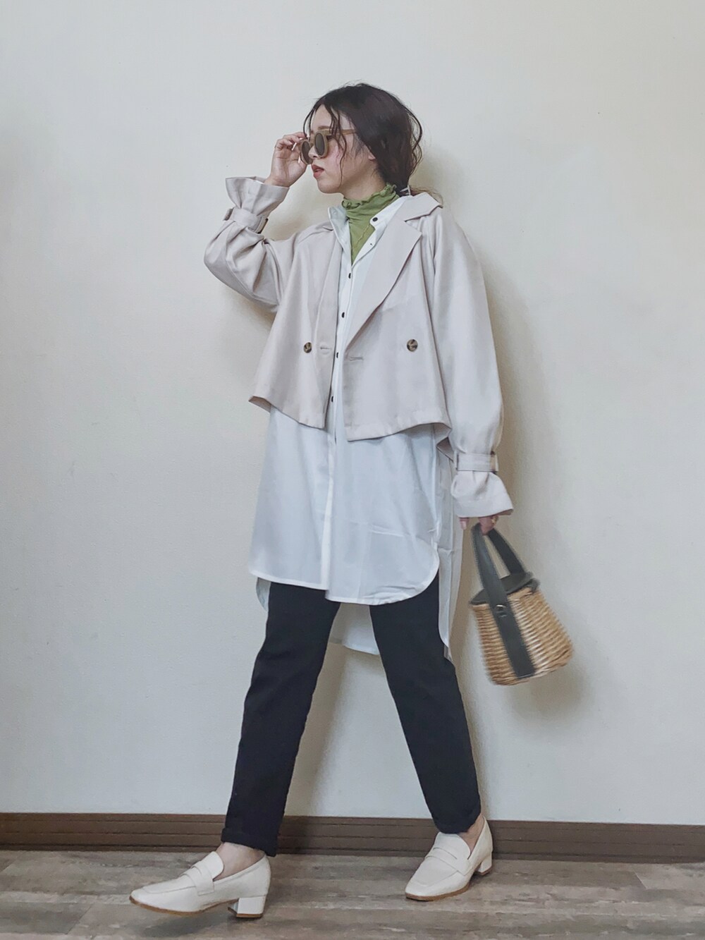 「ショートトレンチ、トレンチコート、春アウター、シャツスタイル、シャツワンピ、グリーン、moment+、LHP、LHPWOMEN、ラフォーレ原宿、courage、LEE、leejapan、レイヤードスタイル、春コーデ」｜「moment+のエステルツイル キャンディスリーブショートトレンチ（トレンチコート、ホワイト系）」を使った、Miiさん（レディース・159cm）の春コーディネートの3枚目の写真
