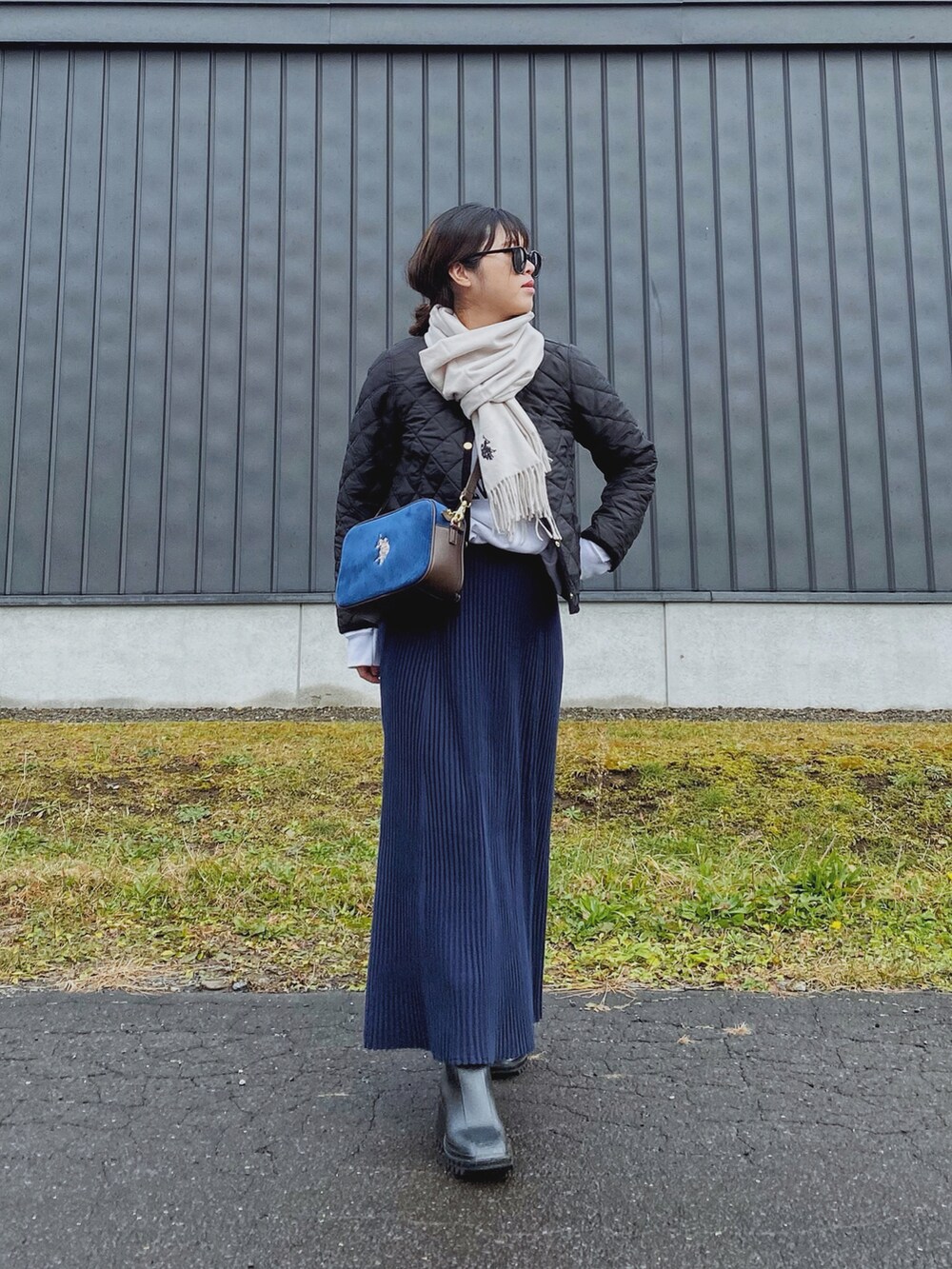 「秋冬コーデ、冬コーデ、マフラー、マフラーぐるぐる、ストール、キルティングジャケット、Traditional Weatherwear、USポロ、renorm、ニット、ニットスカート、フレアスカート、ショートブーツ、ネイビー、きれいめカジュアル」|「U.S. POLO ASSN.の【U.S. POLO ASSN.】 ユーエスポロアッスン カシミヤタッチストール マフラー USPA-2011(マフラー、グレー系)」を使った、Miiさん(レディース・159cm)の秋コーディネートの4枚目の写真