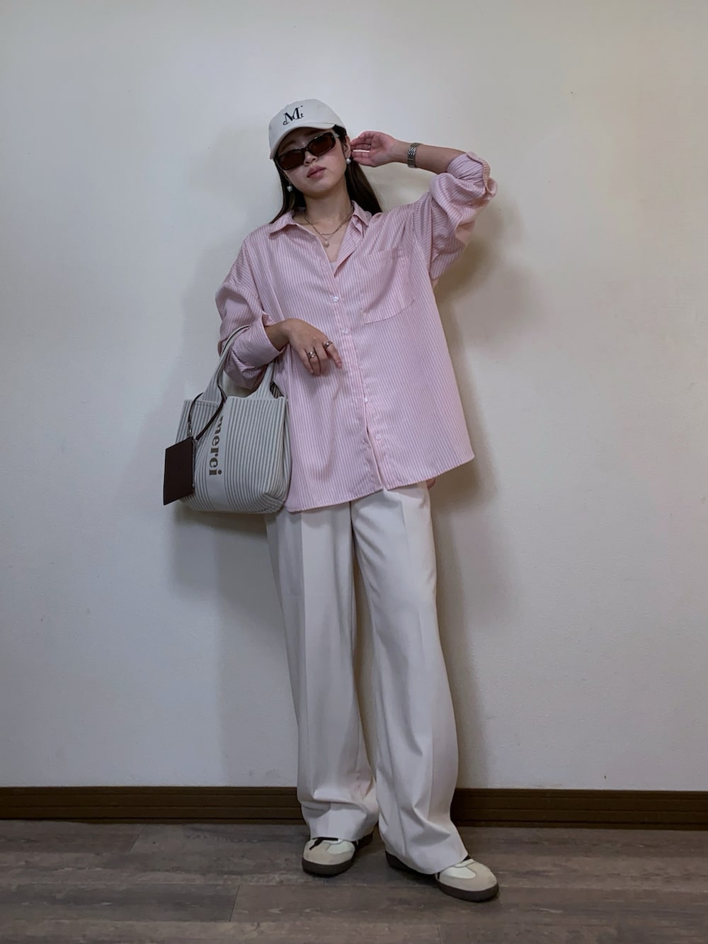 「シャツスタイル、ストライプシャツ、ピンク、パステルカラー、白パンツ、タックワイドパンツ、スニーカー、キャップ、オーバーサイズ、春コーデ、UNIQLO、adidas、サングラス、大人カジュアル、ラフ」｜「recaの先染めストライプ＆無地BIGシャツ（シャツ/ブラウス、ピンク系）」を使った、Miiさん（レディース・159cm）の冬コーディネートの3枚目の写真
