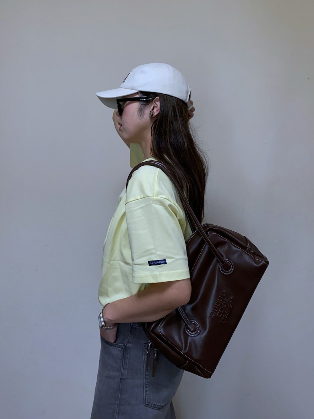 「やっぱり帽子が好き、サングラス、ワイドパンツ、ショルダーバッグ、ボストンバッグ、イエロー、キャップ、カラーコーデ、カラーTシャツ、Tシャツ、フレアデニム、スニーカー、休日スタイル、韓国ファッション、夏コーデ」｜「U.S. POLO ASSN.のGeeRA別注【U.S. POLO ASSN.】夏マストアイテム！ワンポイント刺繍カラーTシャツ（Tシャツ/カットソー、イエロー系）」を使った、Miiさん（レディース・159cm）の春コーディネートの4枚目の写真