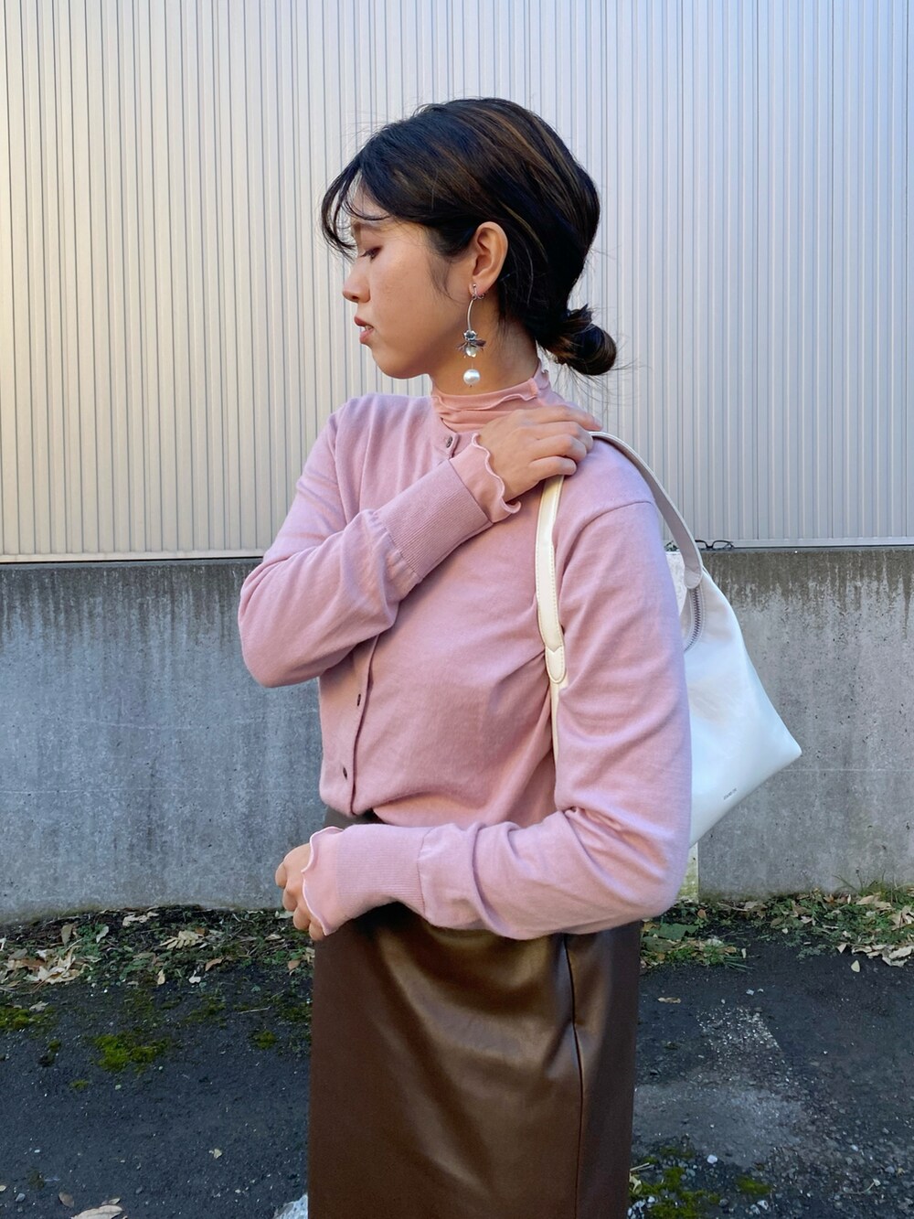 「新星WEARISTAにエントリー、お出かけコーデ、オトナカワイイ、クリスマスに着たい服、デート/ロマンティック、standoil、ブーツ、カーディガン、レイヤードスタイル、ピンク、マーメイドスカート、ロングスカート、きれいめカジュアル、レザー、韓国ファッション」｜「UNIQLOのアイテム（カーディガン/ボレロ、ピンク系）」を使った、Miiさん（レディース・159cm）の冬コーディネートの3枚目の写真