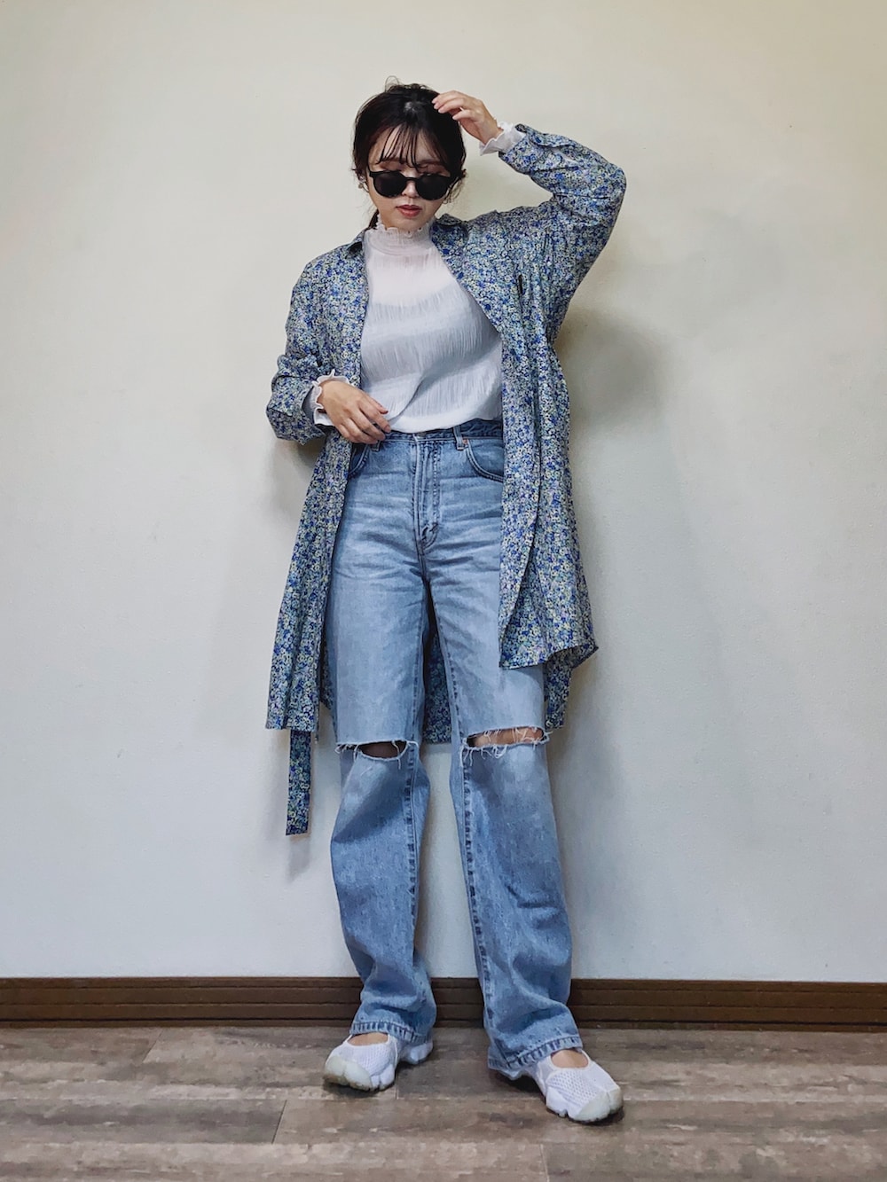 「春服コーデ、春コーデ、シャツワンピ、シースルー、シアートップス、デニム、ダメージデニムパンツ、NIKE、エアリフト、花柄ワンピース、To b. by agnes b.、SOMETHING、シャツスタイル」｜「To b. by agnes b.のWEB限定 WT62 DRESS ブルーミングフラワードレスミニ（シャツワンピース、ブルー系）」を使った、Miiさん（レディース・159cm）の春コーディネートの2枚目の写真
