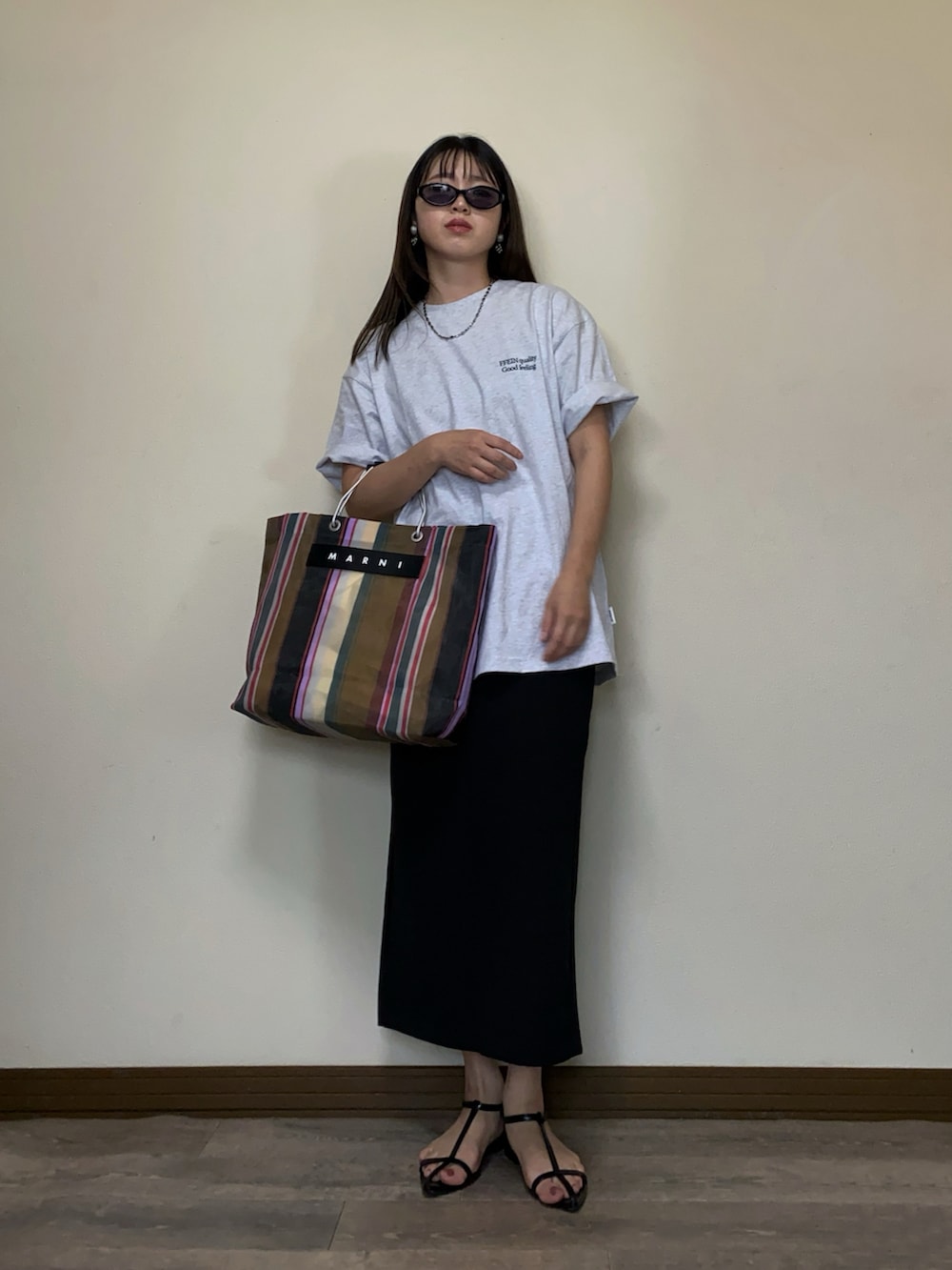 「プチプラ、Tシャツ、ロゴT、オーバーサイズ、カジュアル、トートバッグ、サングラス、サンダル、スカート、ロングスカート、夏コーデ、大人カジュアル、シンプル、ロールアップ、ママコーデ」｜「FFEINの【FFEIN(フェイン)】ワンポイントロゴ刺繍 TEE / ビックシルエット タックイン（Tシャツ/カットソー、グレー系）」を使った、Miiさん（レディース・159cm）の春コーディネートの2枚目の写真