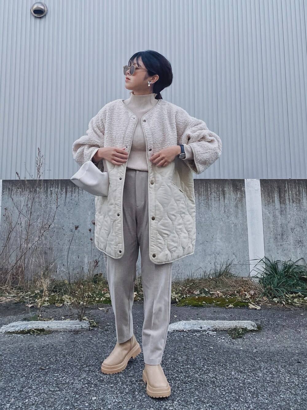 「corners、キルティング、キルティングジャケット、ボアジャケット、M65、ホワイトコーデ、淡色コーデ、厚底シューズ、厚底ブーツ、GU、白ニット、ニット、ハイネック、プチプラ、冬コーデ」|「CORNERSのキルティング×ボア切替M-65ショートコート(ブルゾン、ホワイト系)」を使った、Miiさん(レディース・159cm)の秋コーディネートの3枚目の写真