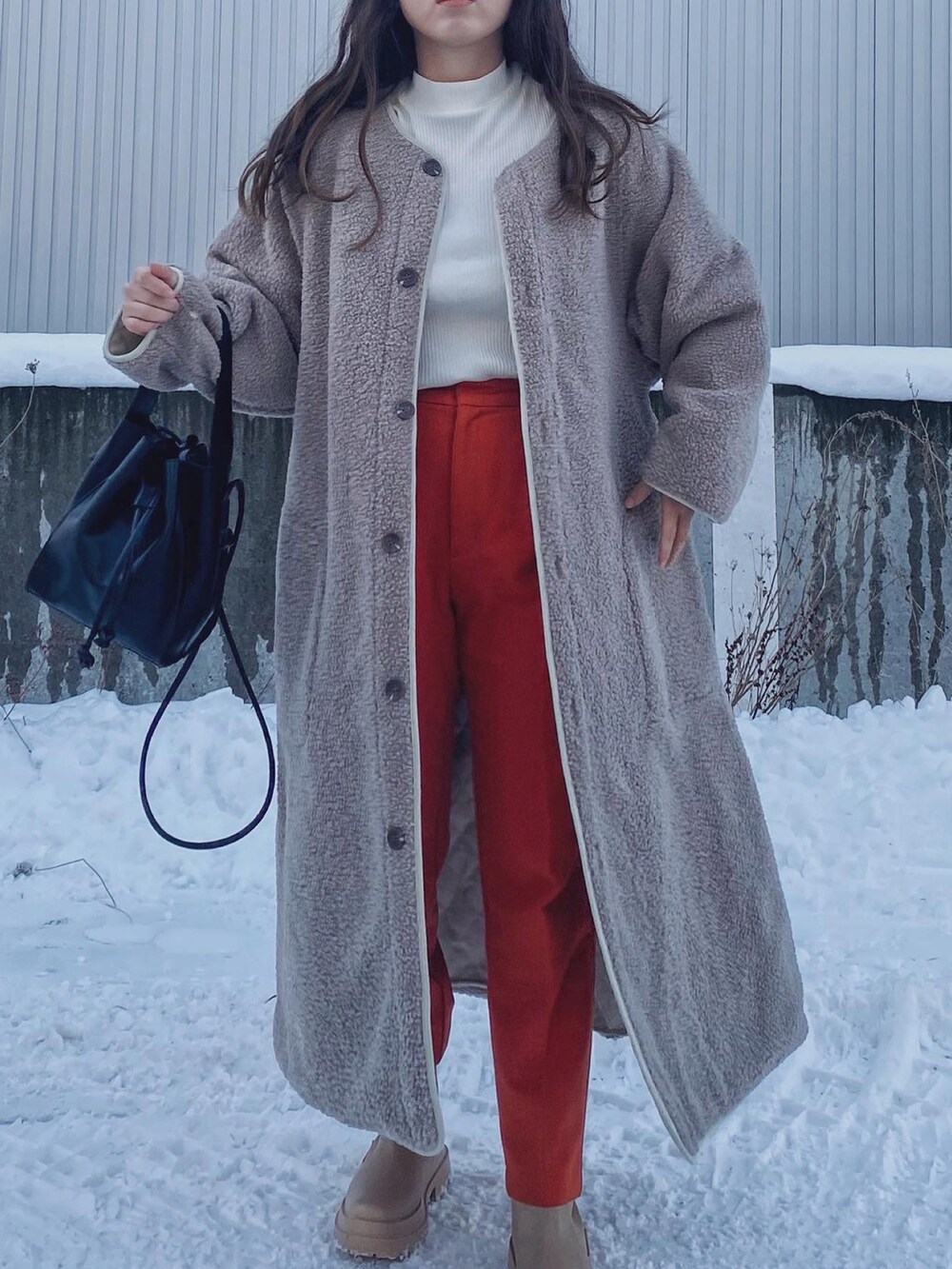 「クリスマスに着たい服、r.、ロングコート、キルティング、キルティングコート、ノーカラーコート、カラーパンツ、ホワイトコーデ、カラーコーデ、サイドゴアブーツ、トラックソールブーツ、タックイン、GU、UNIQLO、マイベストコーデ2022」｜「r.のマットタフタ×ボアリバーシブル ロングコート（ノーカラーコート、ホワイト系）」を使った、Miiさん（レディース・159cm）の冬コーディネートの5枚目の写真