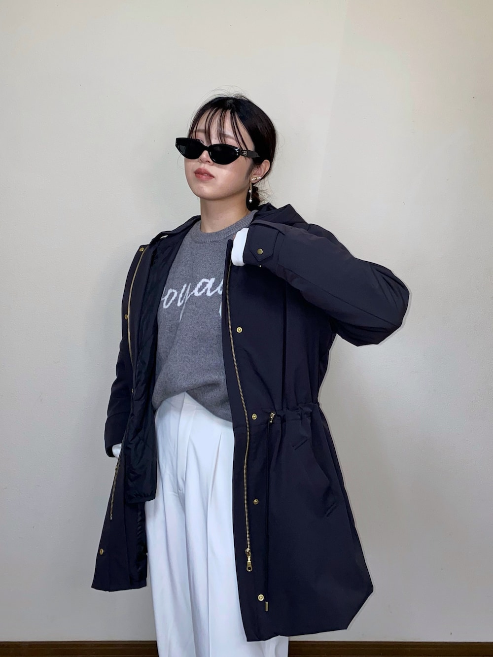 ブラック系のブルゾン、グレー系のニット/セーター、ブラック系のサングラスを着用したレディースの冬コーディネートの3枚目の写真